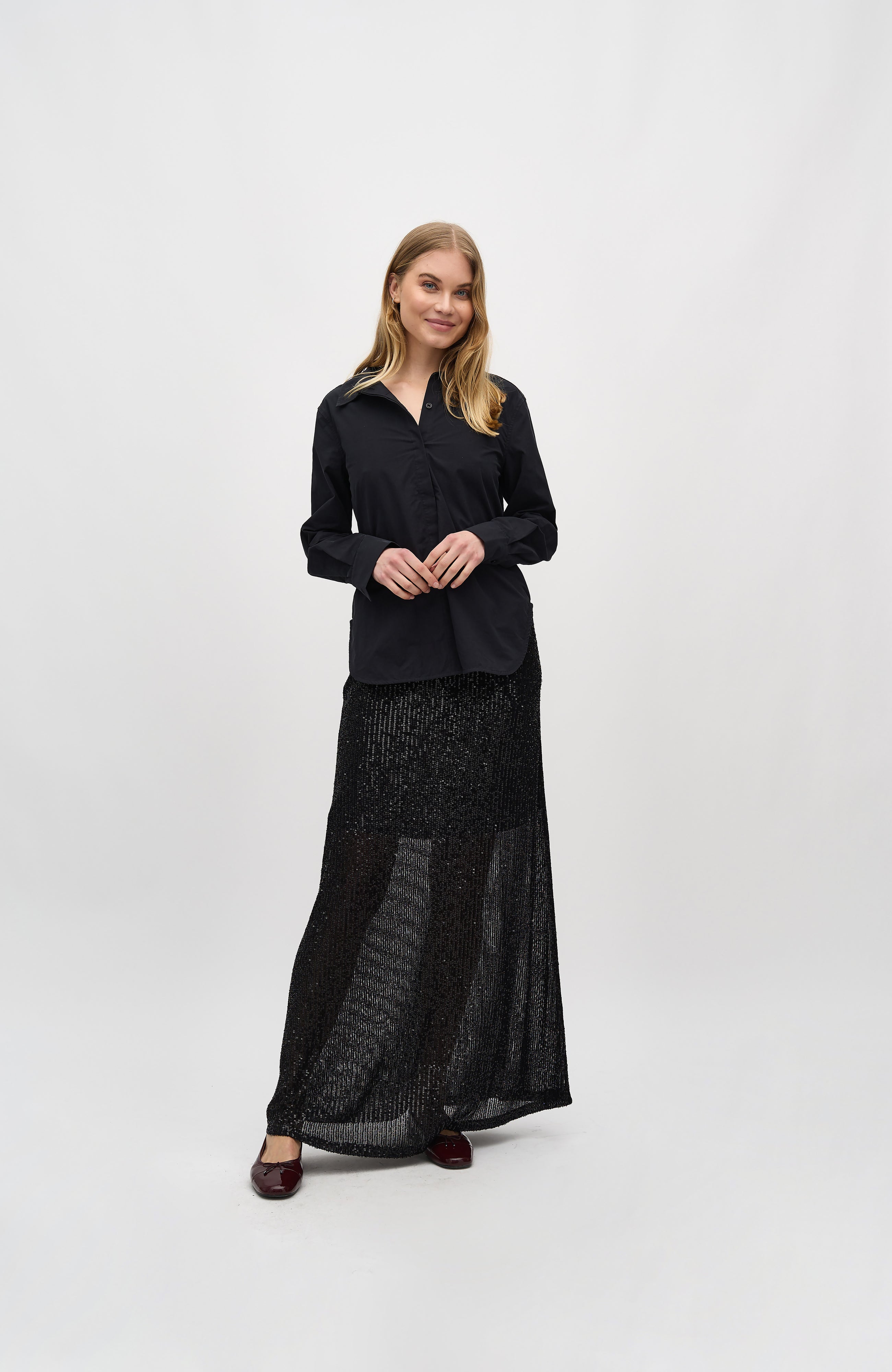 Mailily-M_Black_Model_1