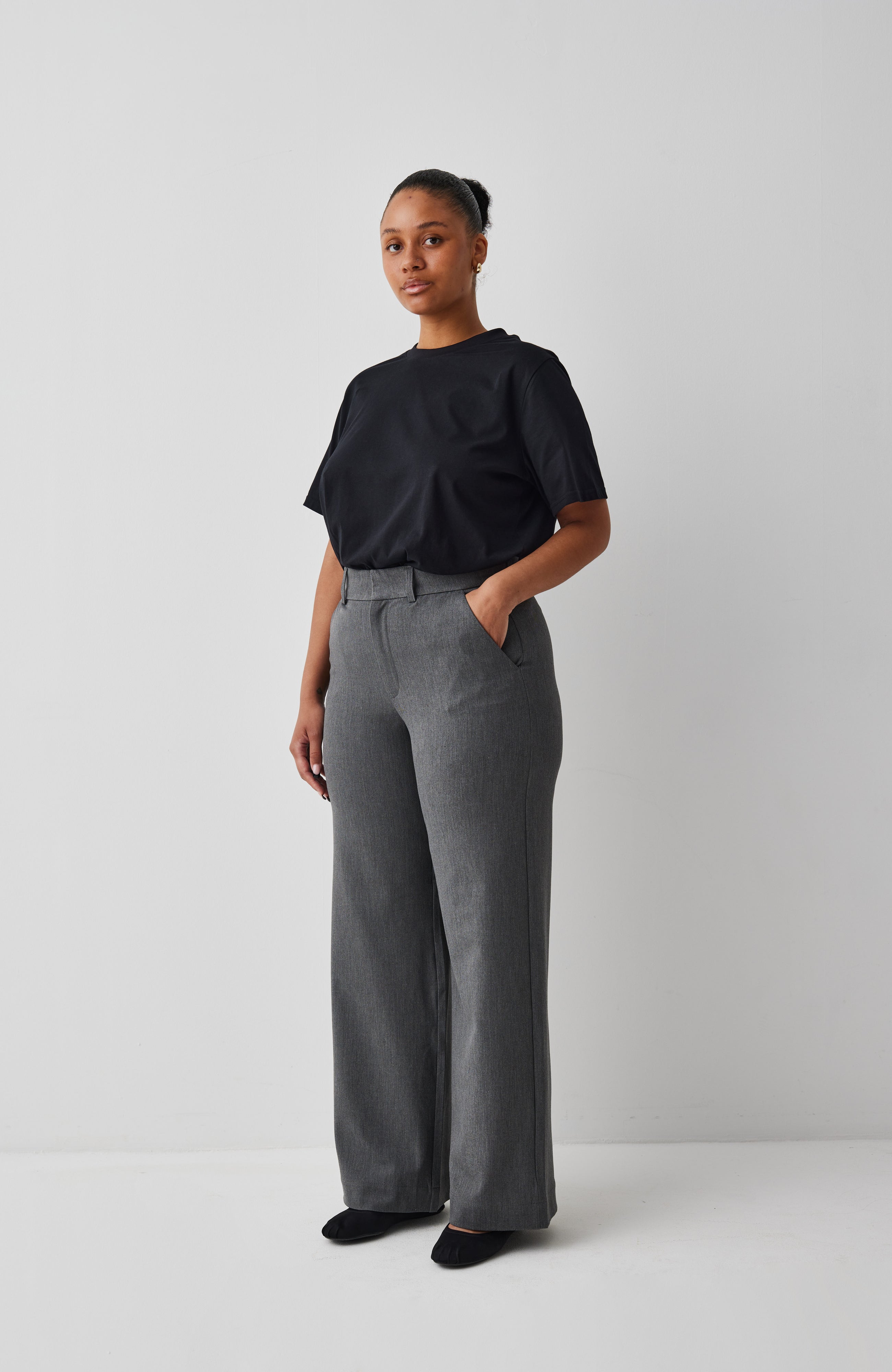 Lucy-M_Medium Melange_Model_