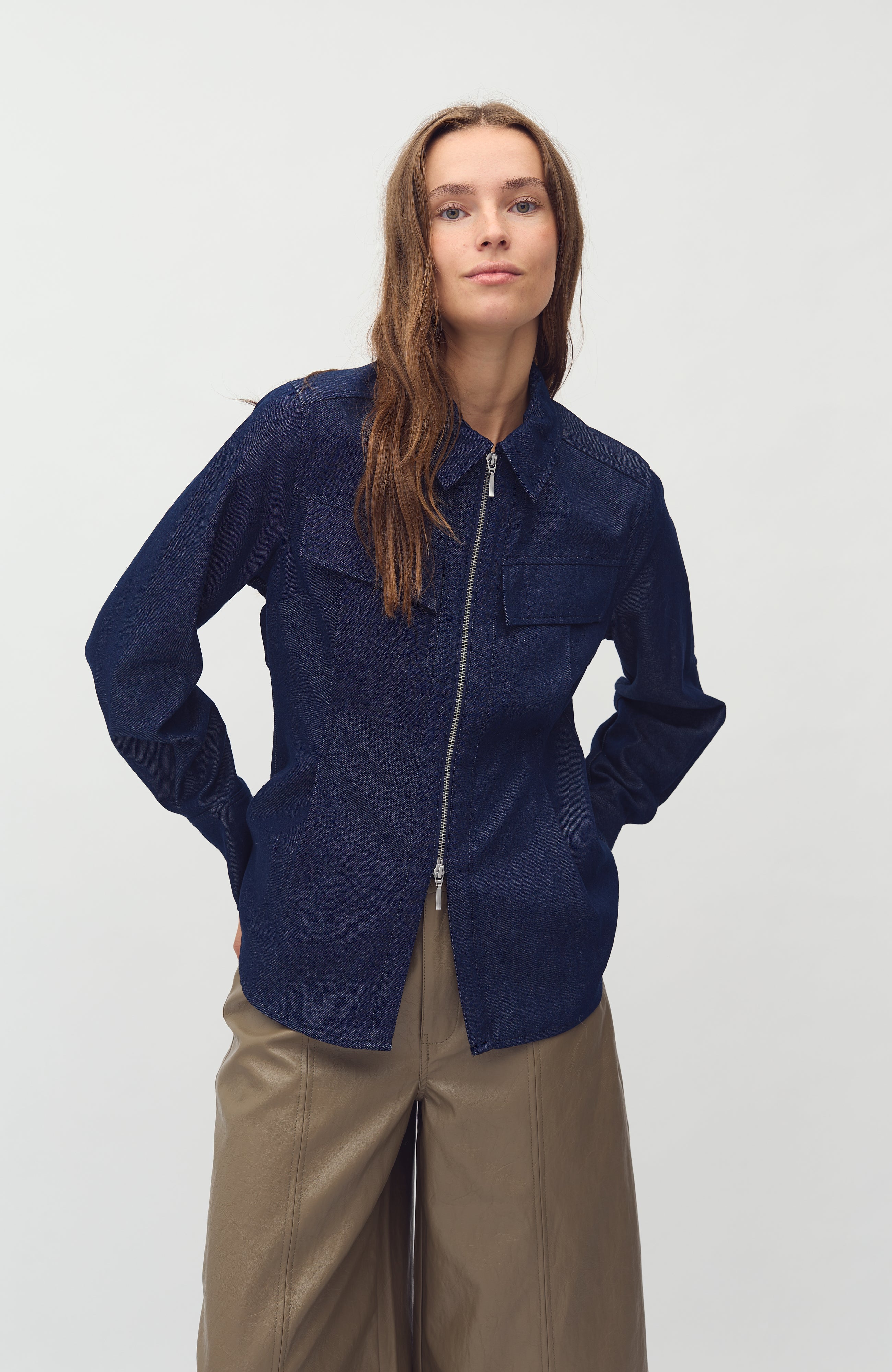 Bican-M_Dark Denim_Model_