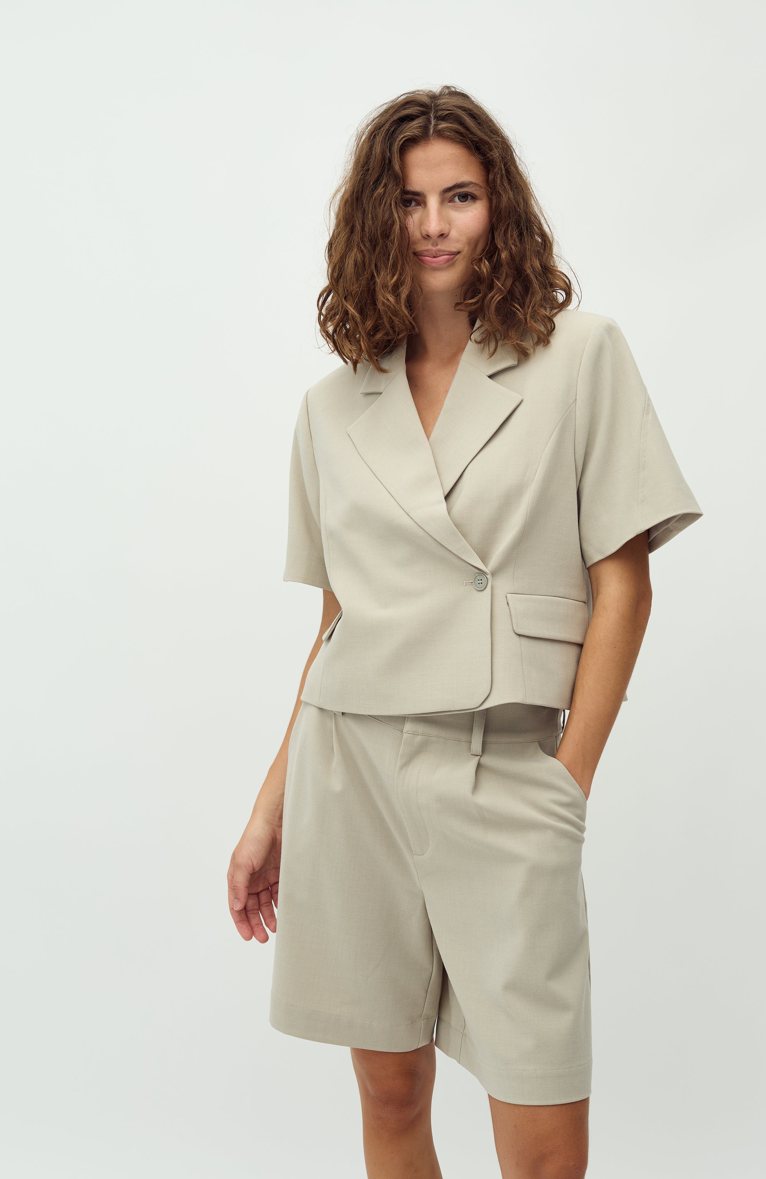 Robina-M_Light Twig_Model_0