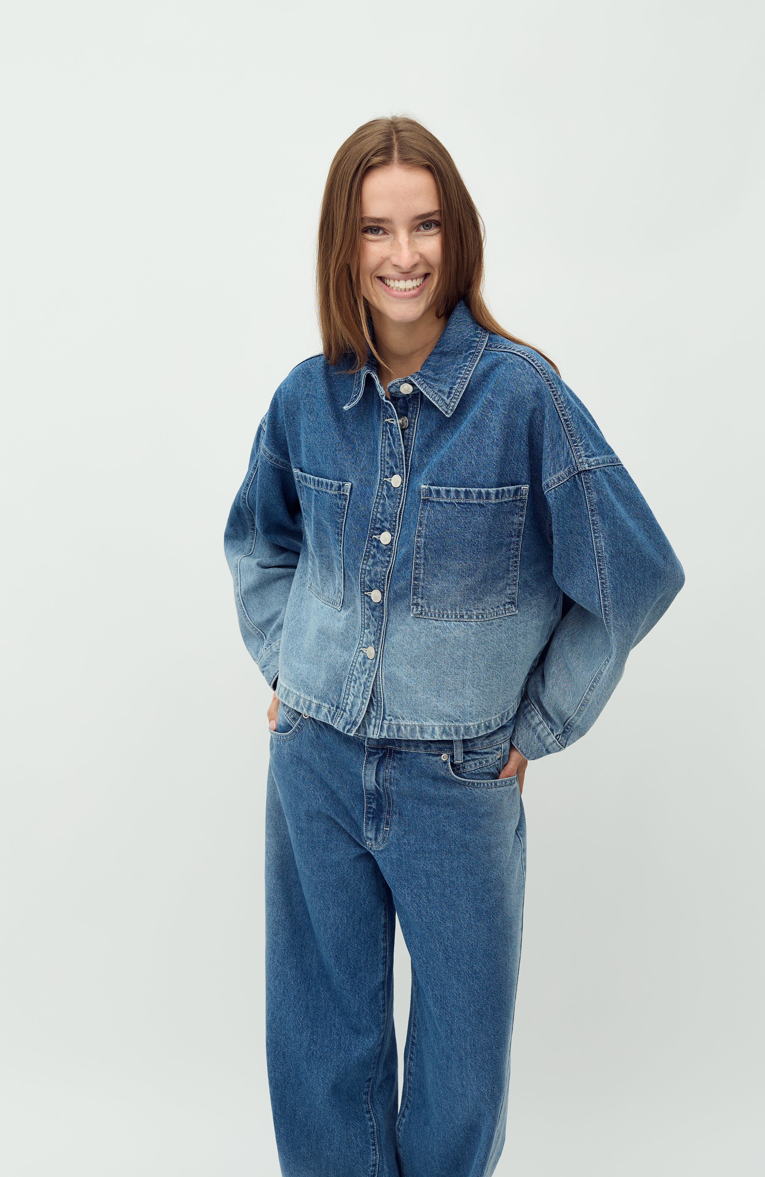 Winnia-M_Fading Denim Wash_Model_3