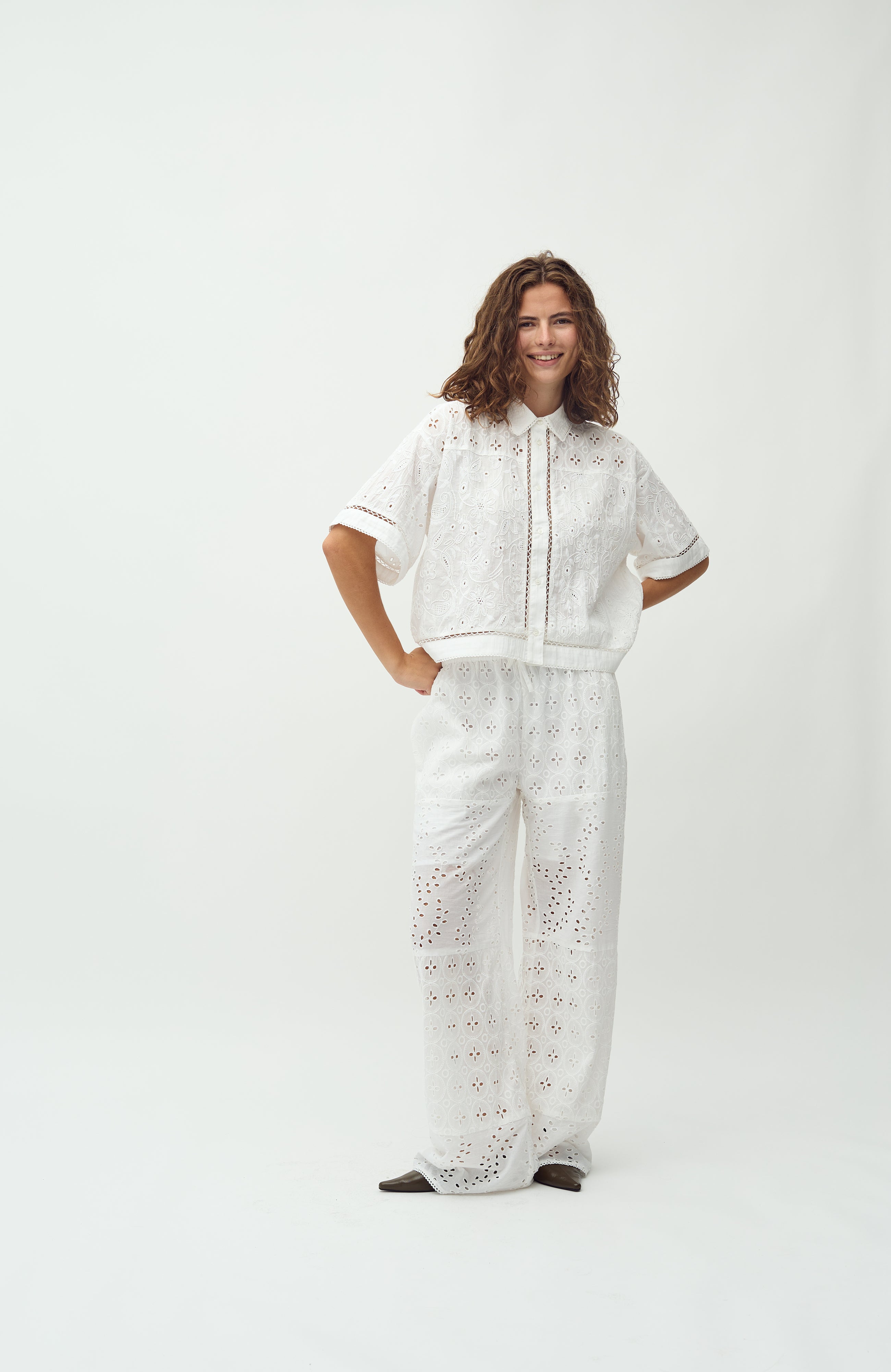 Viljane-M_White_Model_3