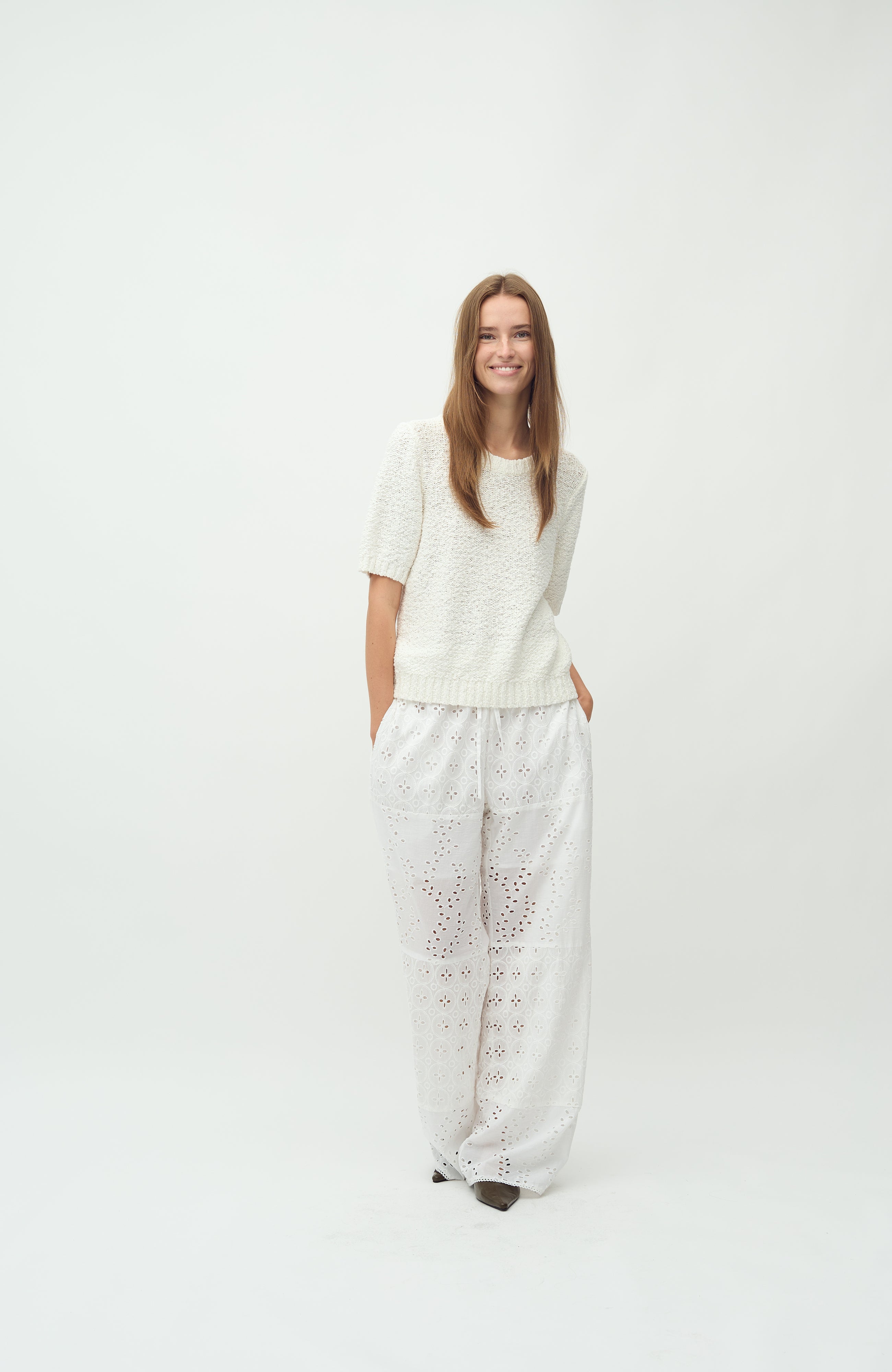 Viljane-M_White_Model_4