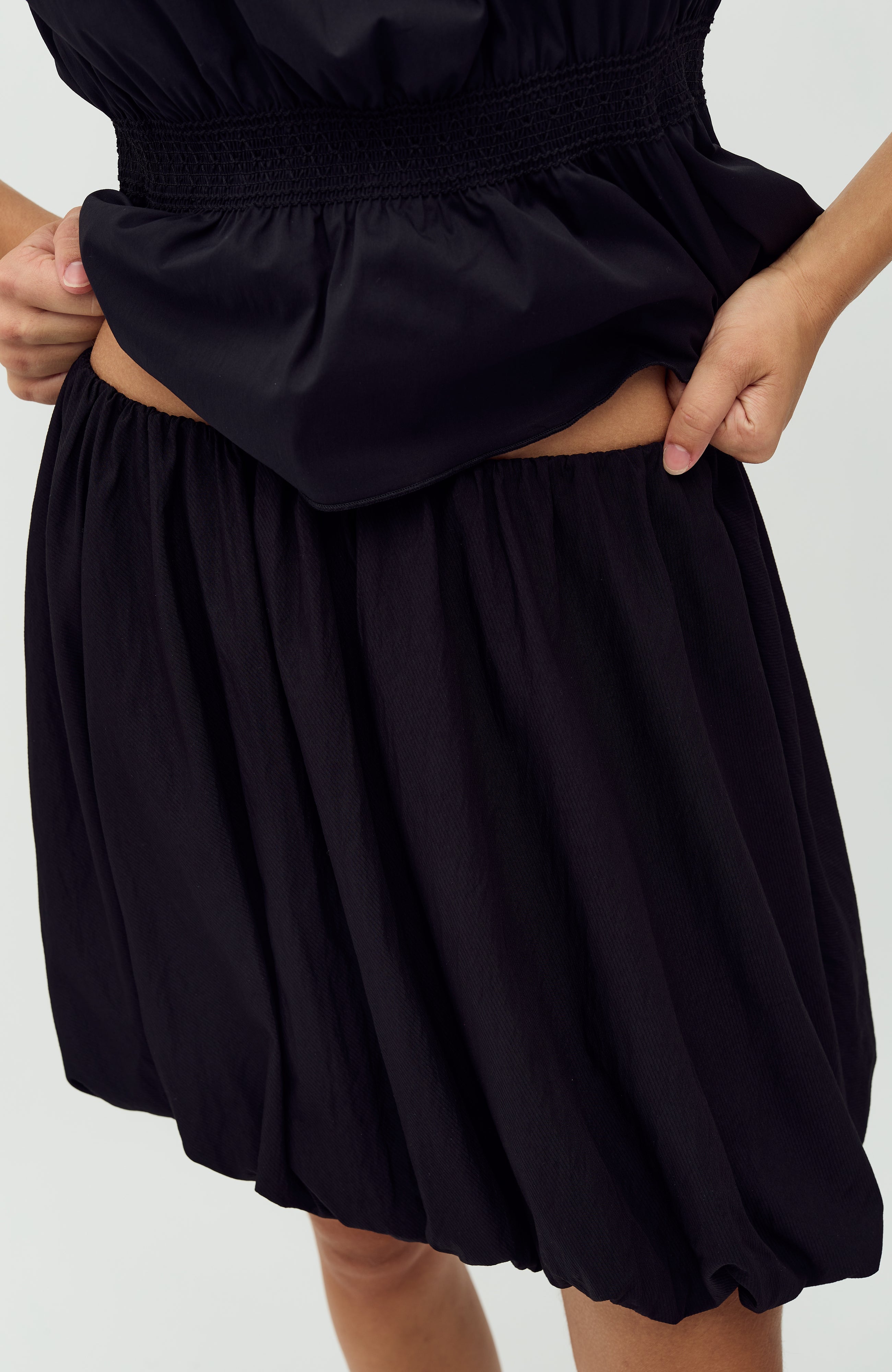 Belaria-M_Black_Model_2
