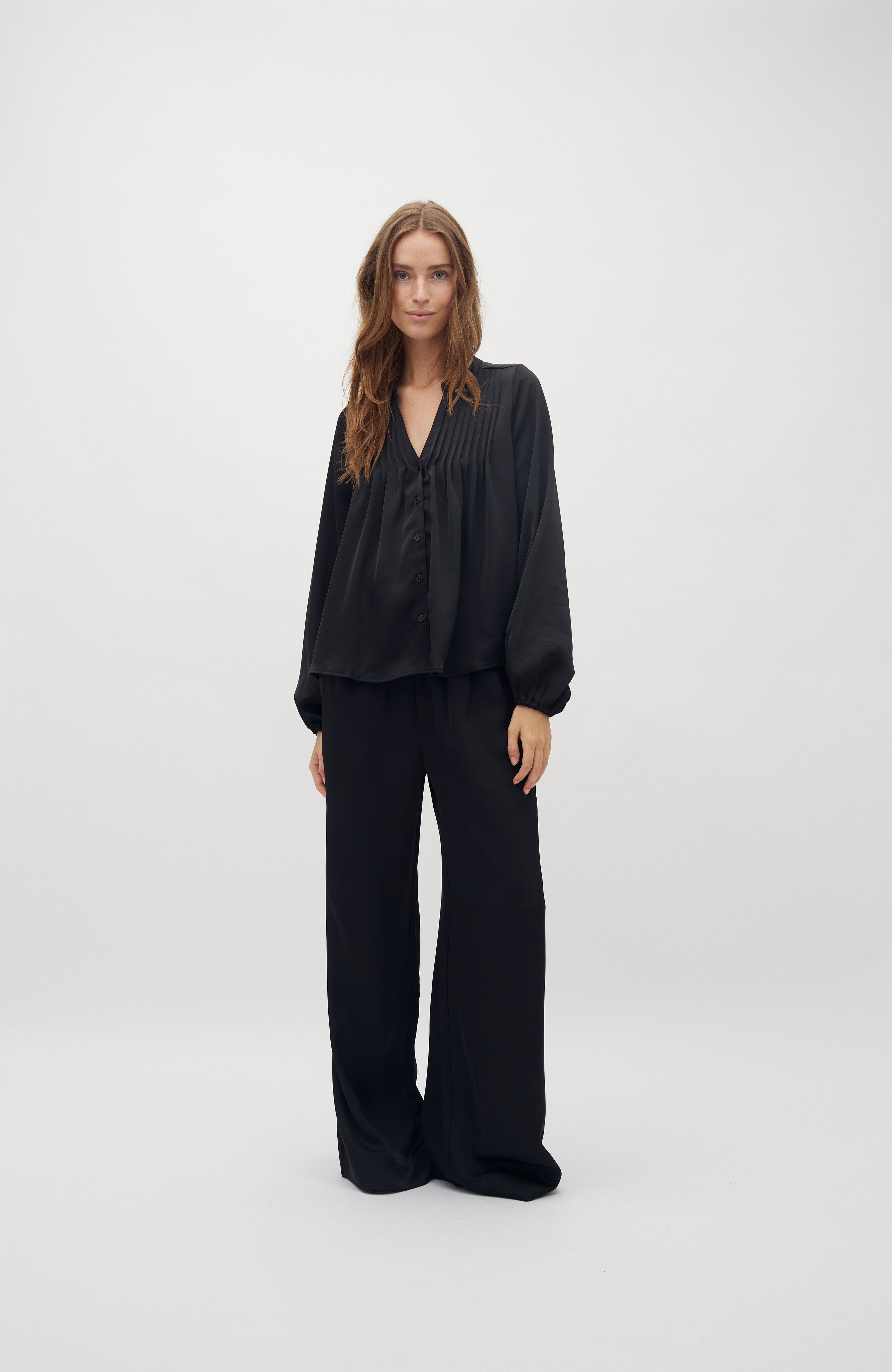 Maville-M_Black_Model_2