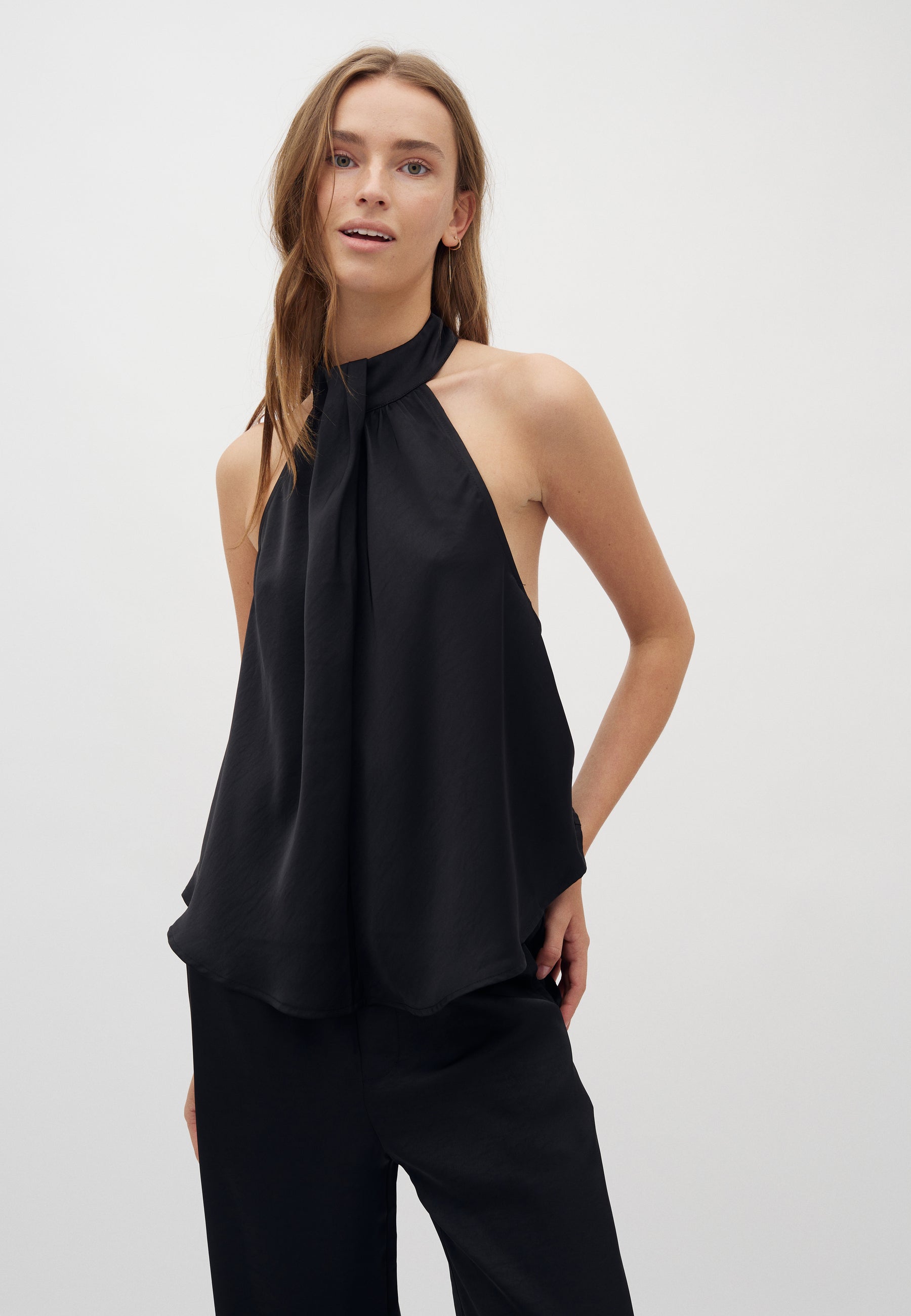 Zuzela-M_Black_Model_0