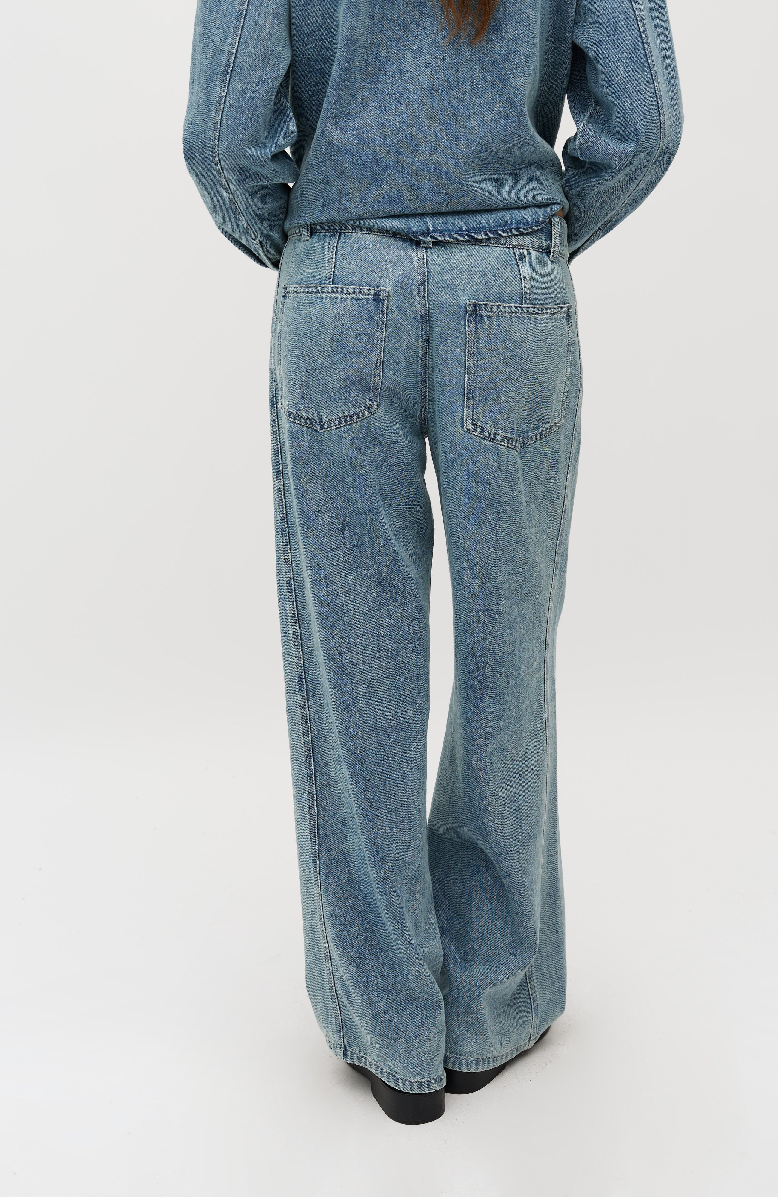 Katyn-M_Blue Soft Wash_Model_2