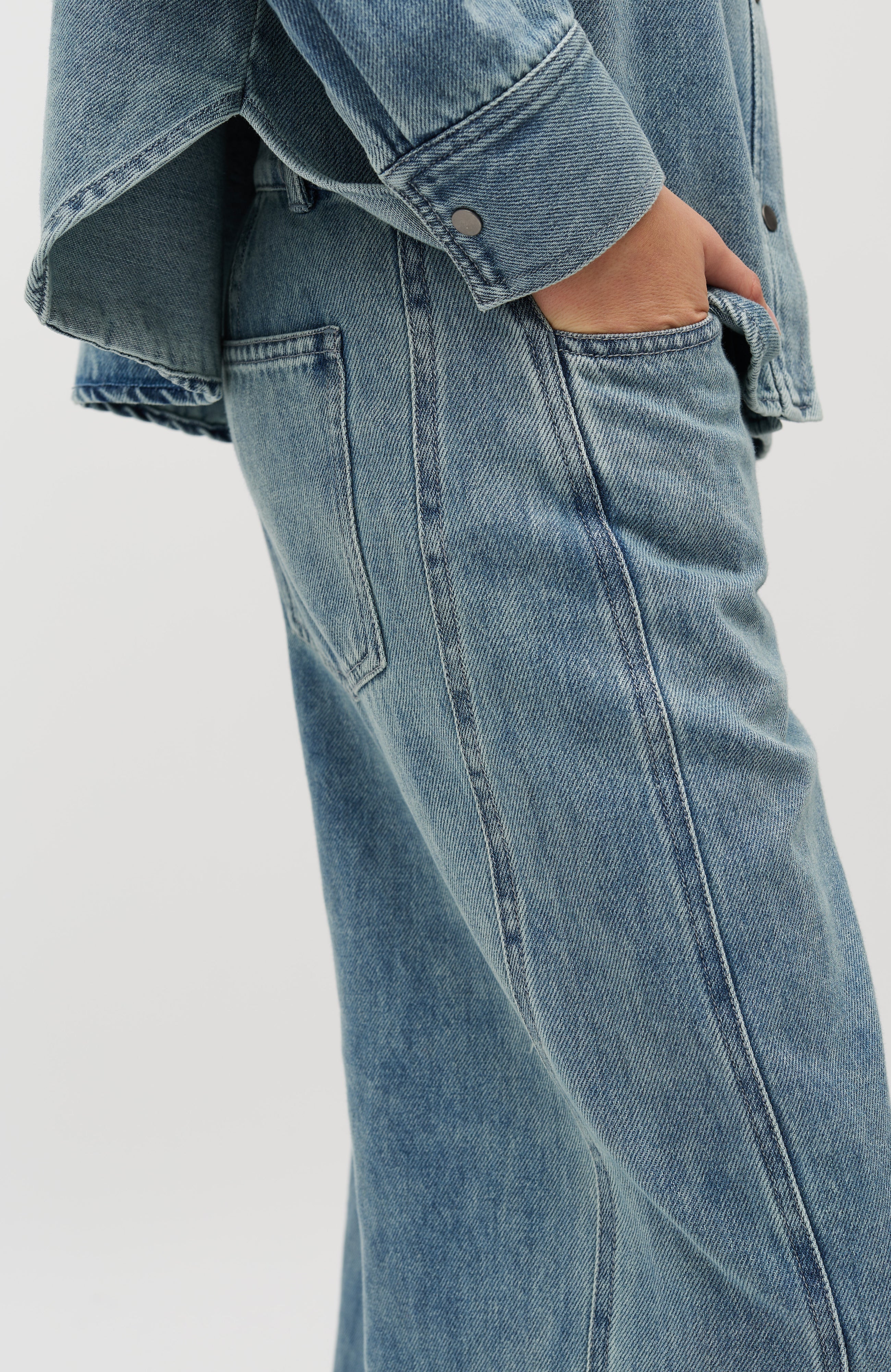 Katyn-M_Blue Soft Wash_Model_3