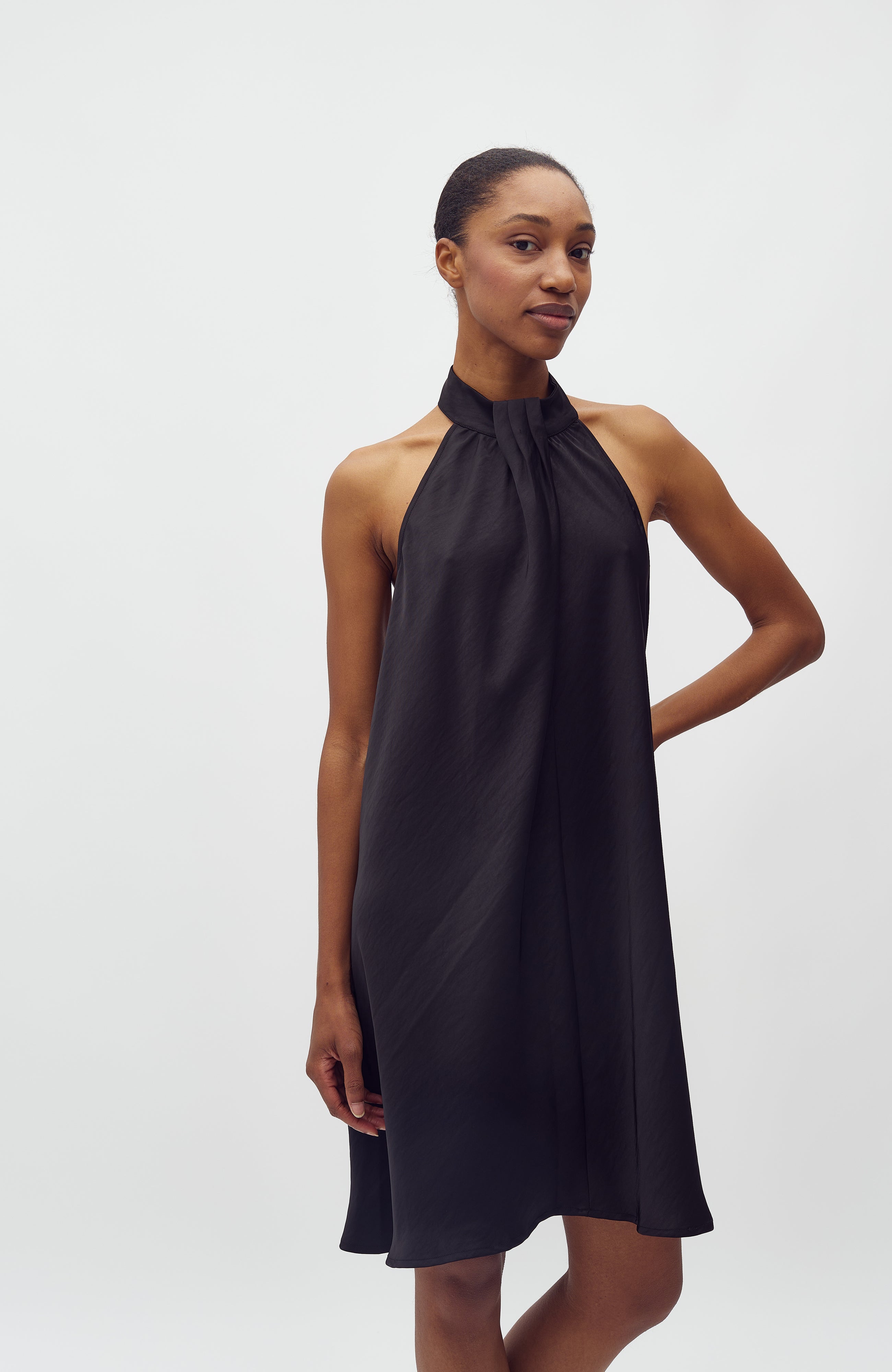 Zuzelia-M_Black_Model_2