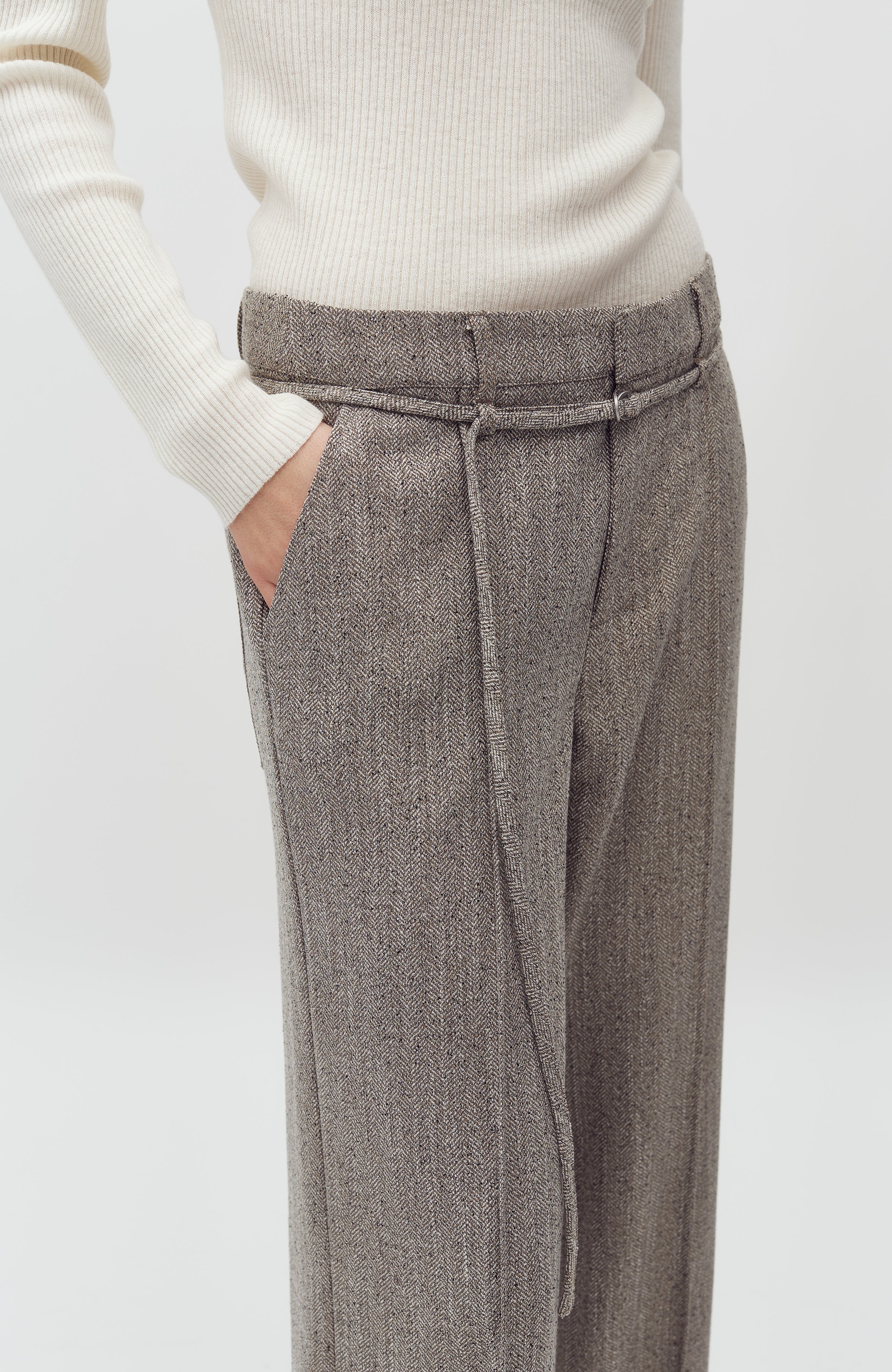Kammia-M_Pepper Grey Melange_Model_2