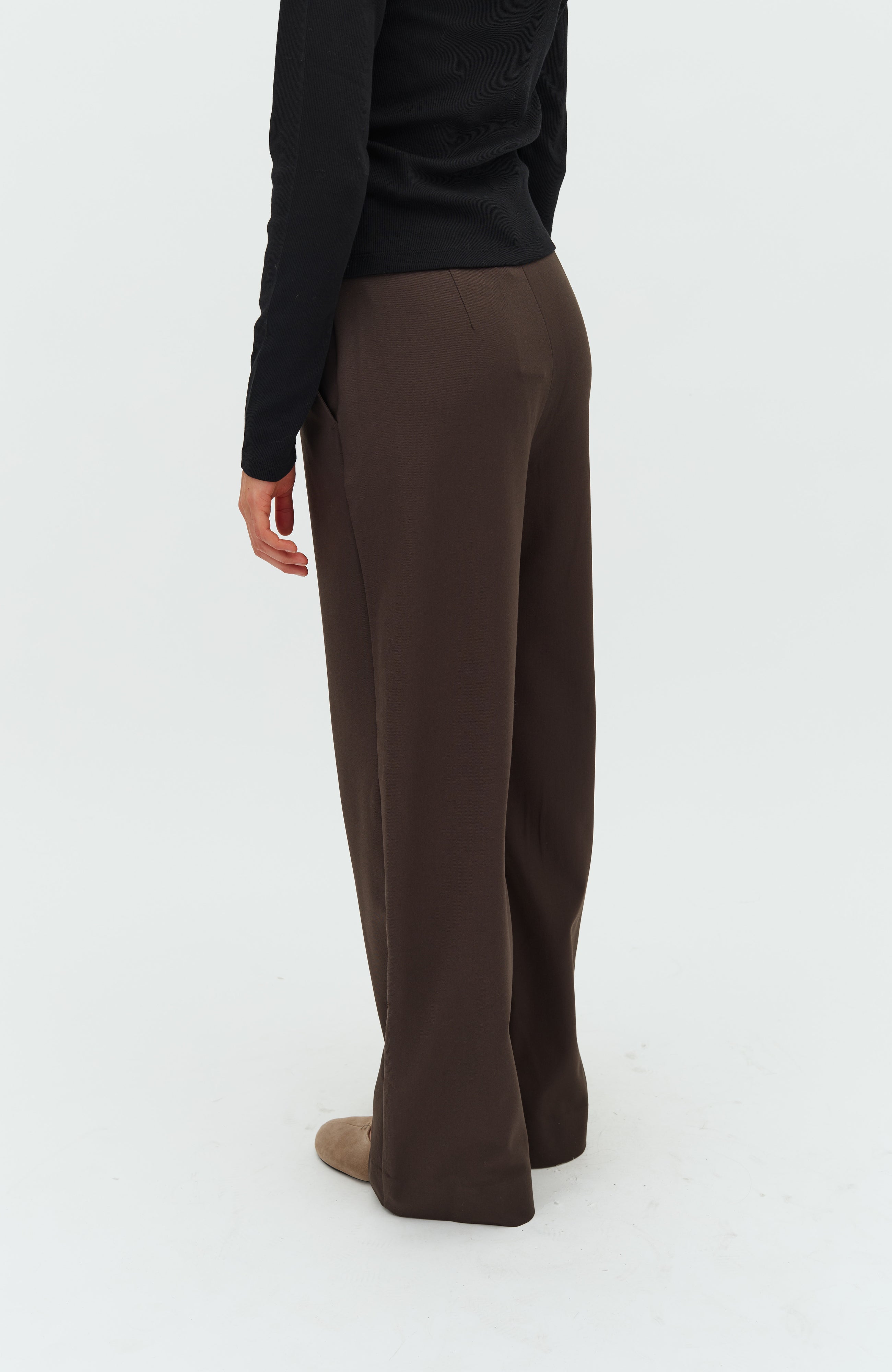 Lucy-M_Coffee Brown_Model_2