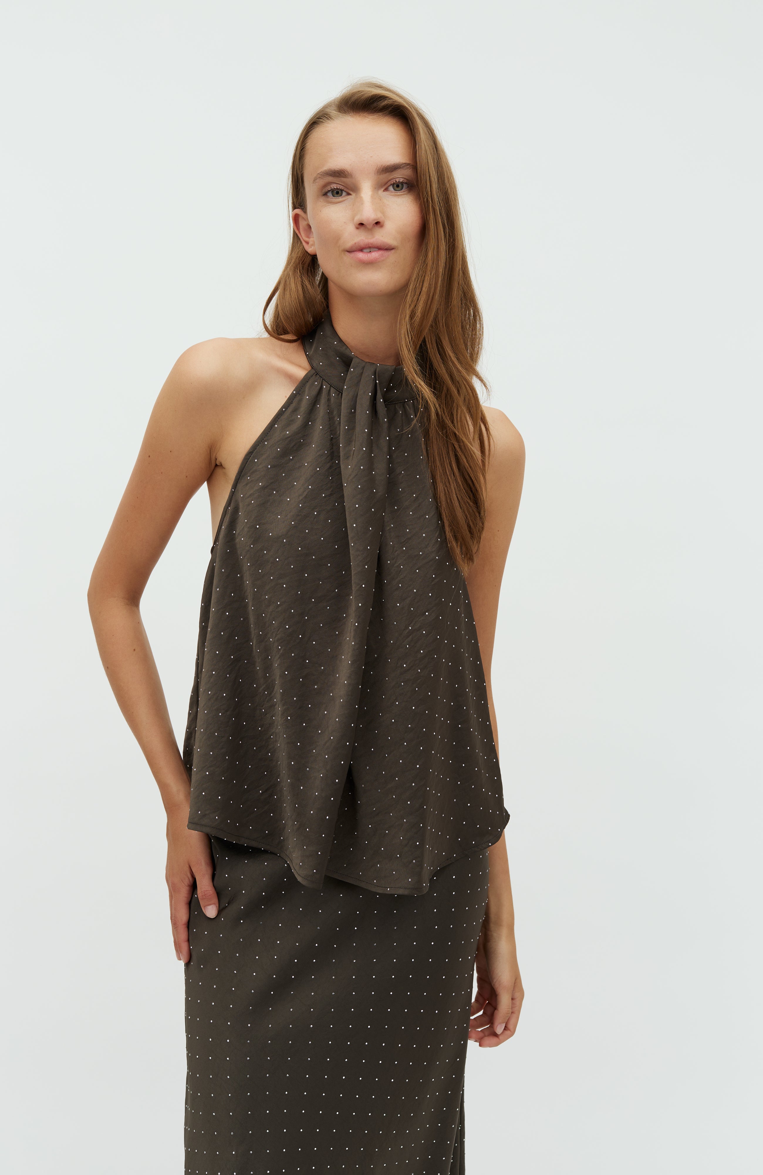 Zuzela-M_Dark Grey_Model_0