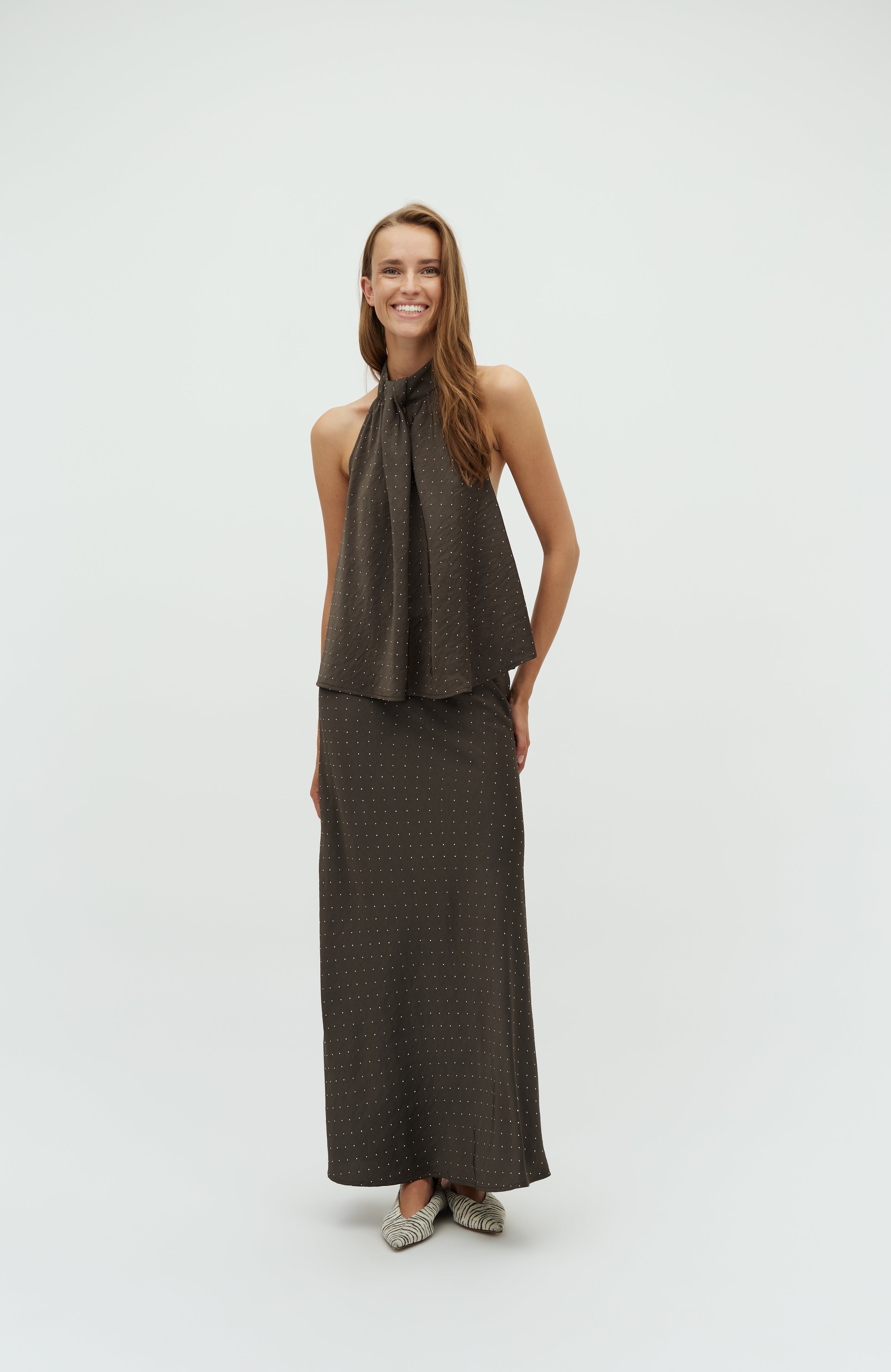 Zuzela-M_Dark Grey_Model_3
