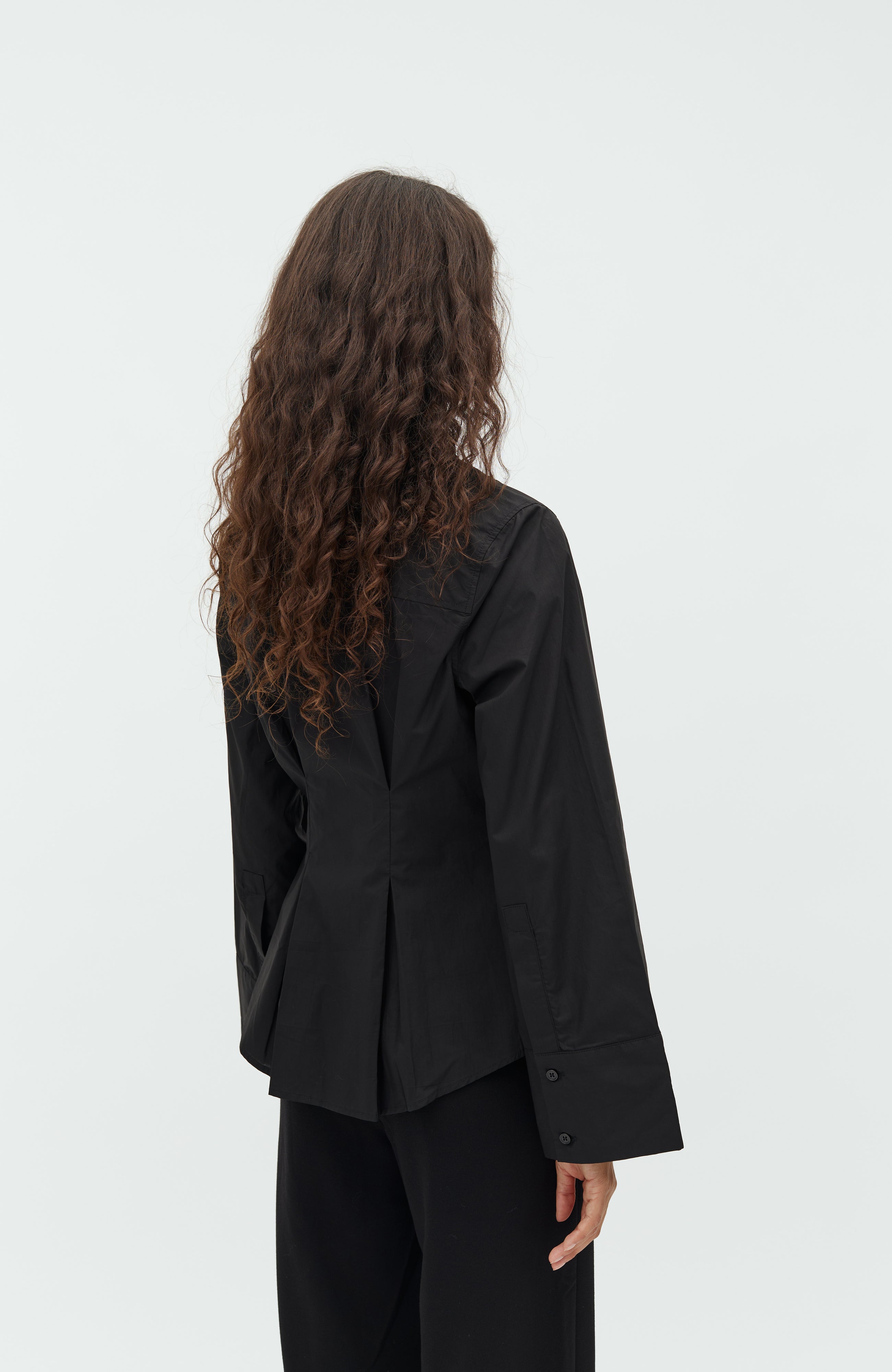 Kaloni-M_Black_Model_2