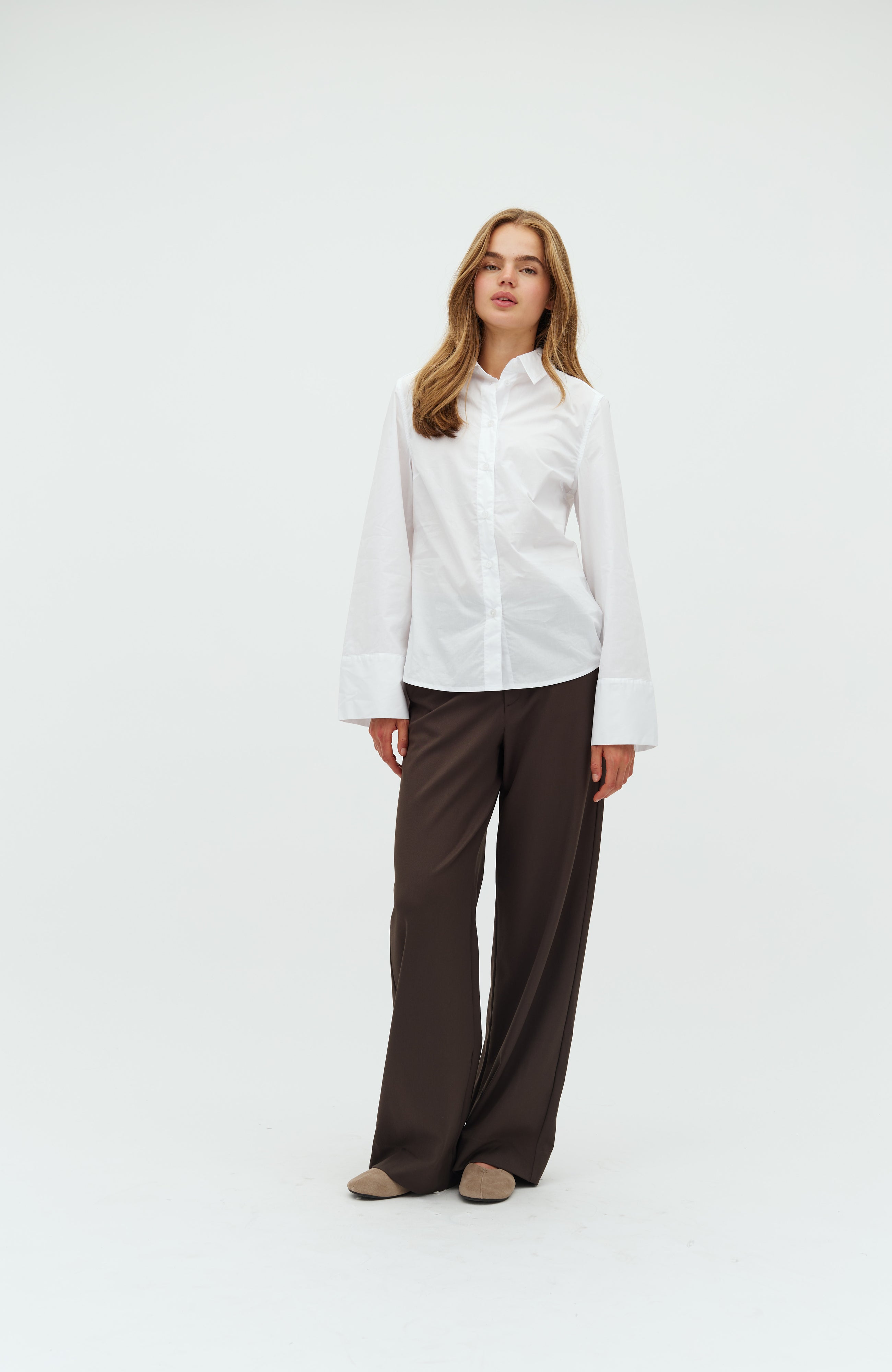 Kaloni-M_White_Model_3