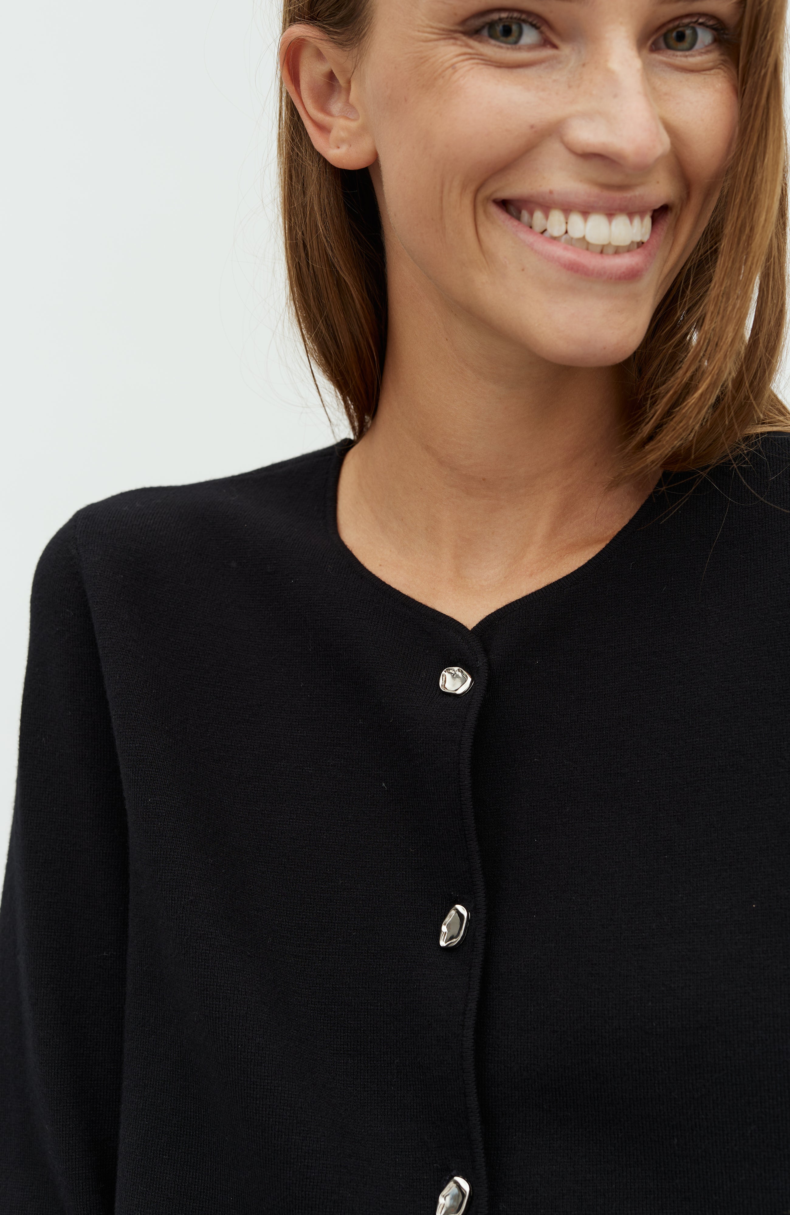 Salina-M_Black_Model_1