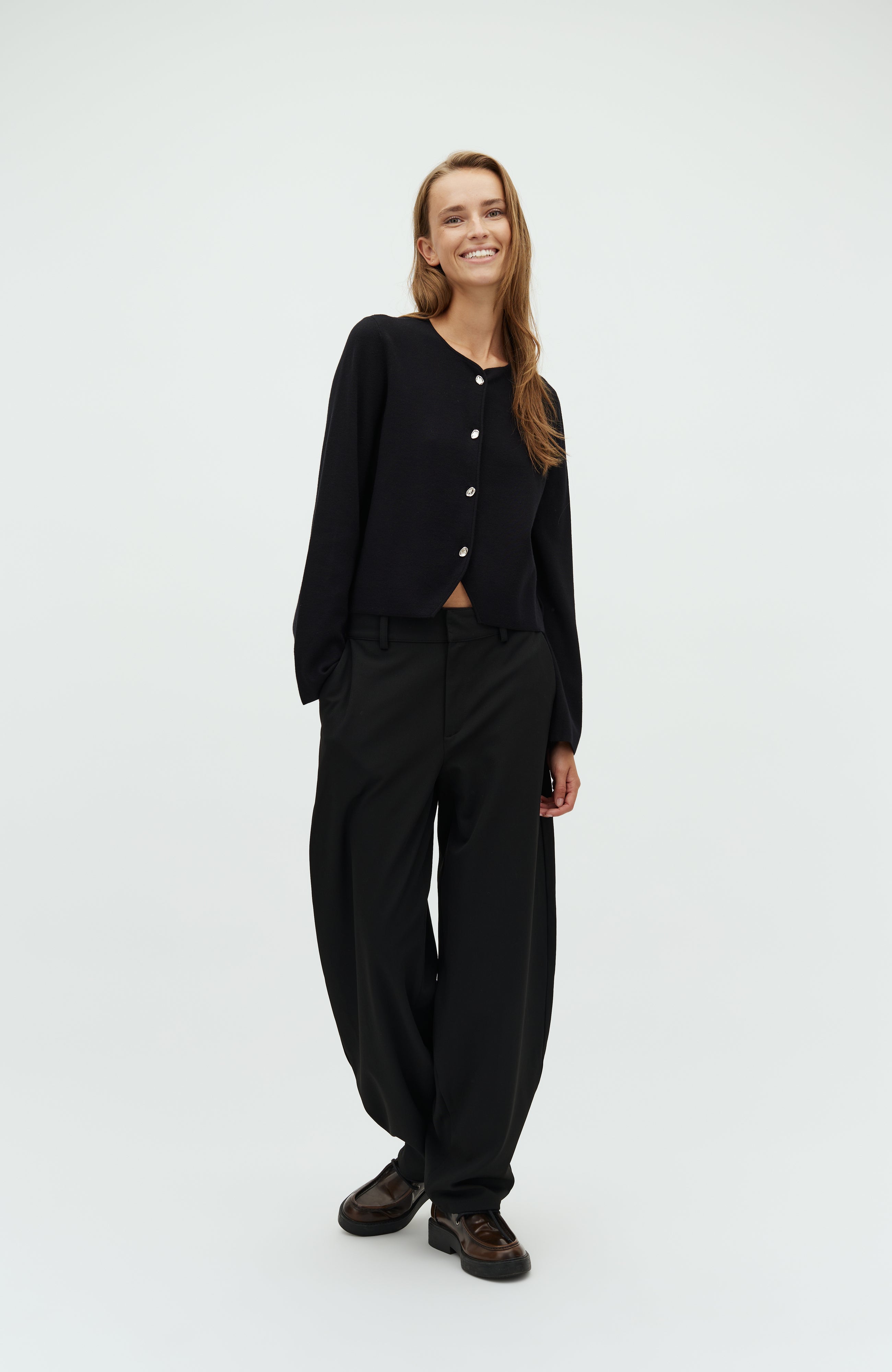 Salina-M_Black_Model_2