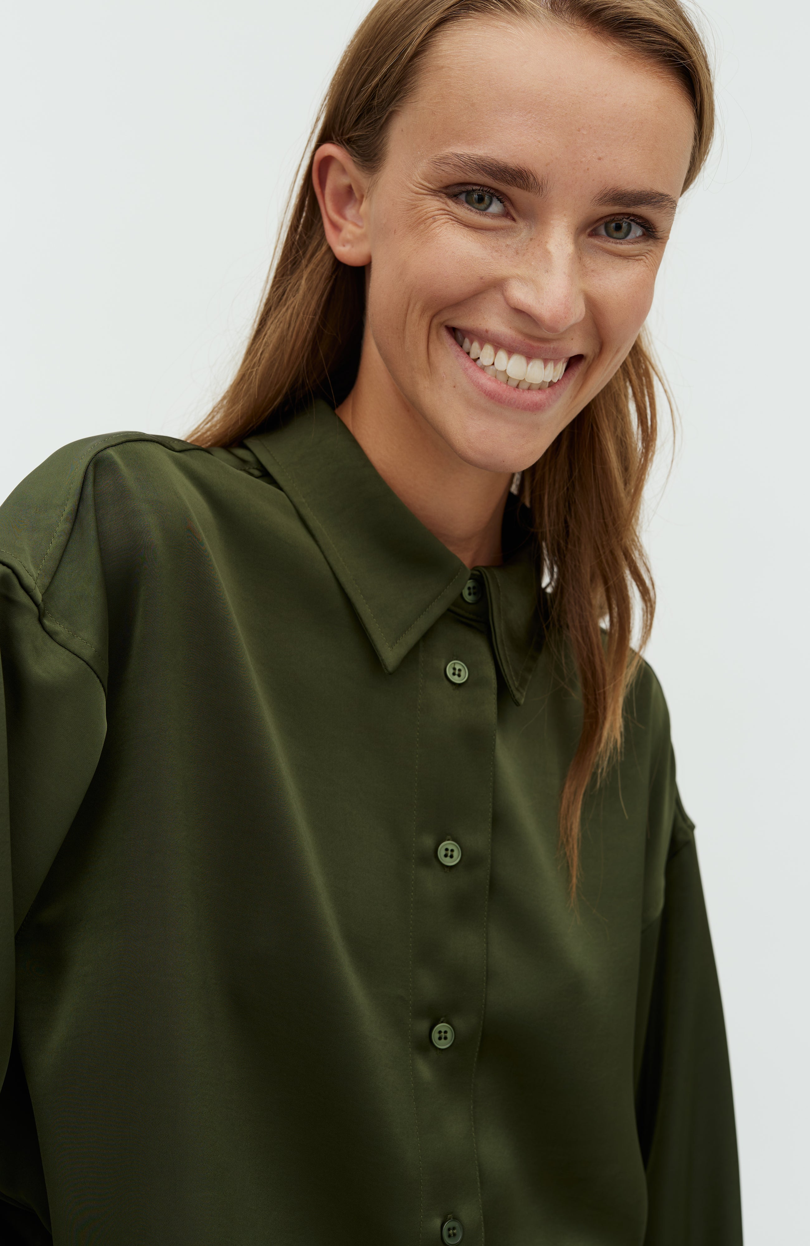 Emele-M_Pine Green_Model_1