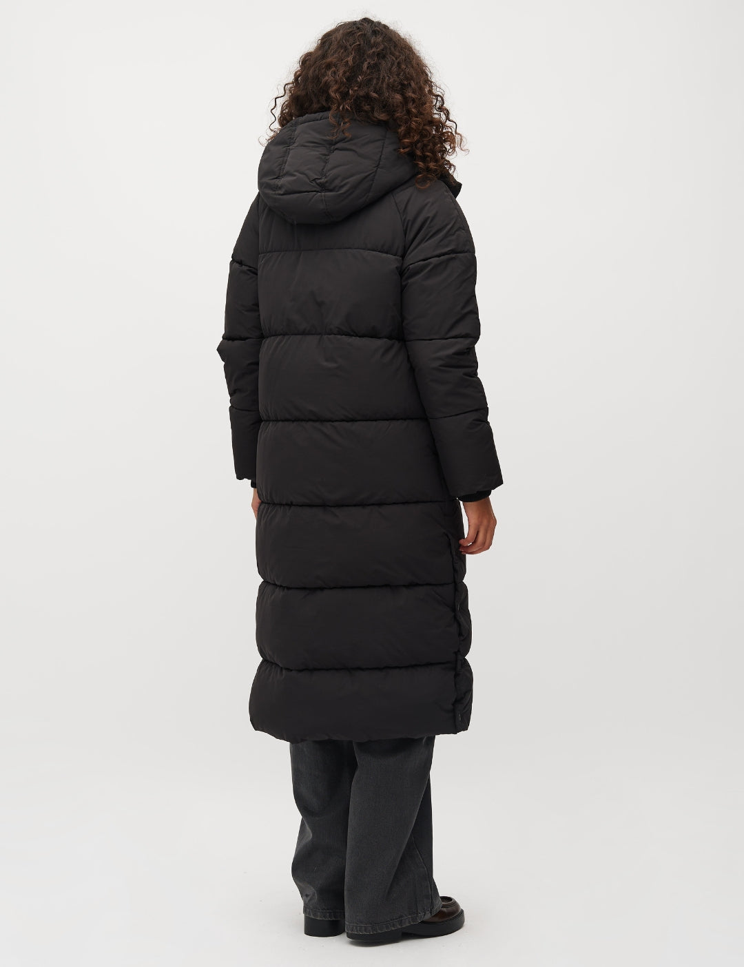 Ela Slit_Black_Model_4