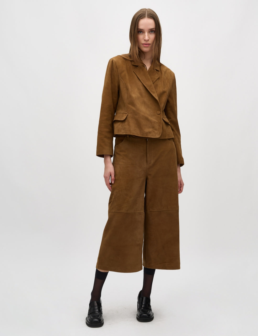 Iva-M_Cognac Brown_Model_2