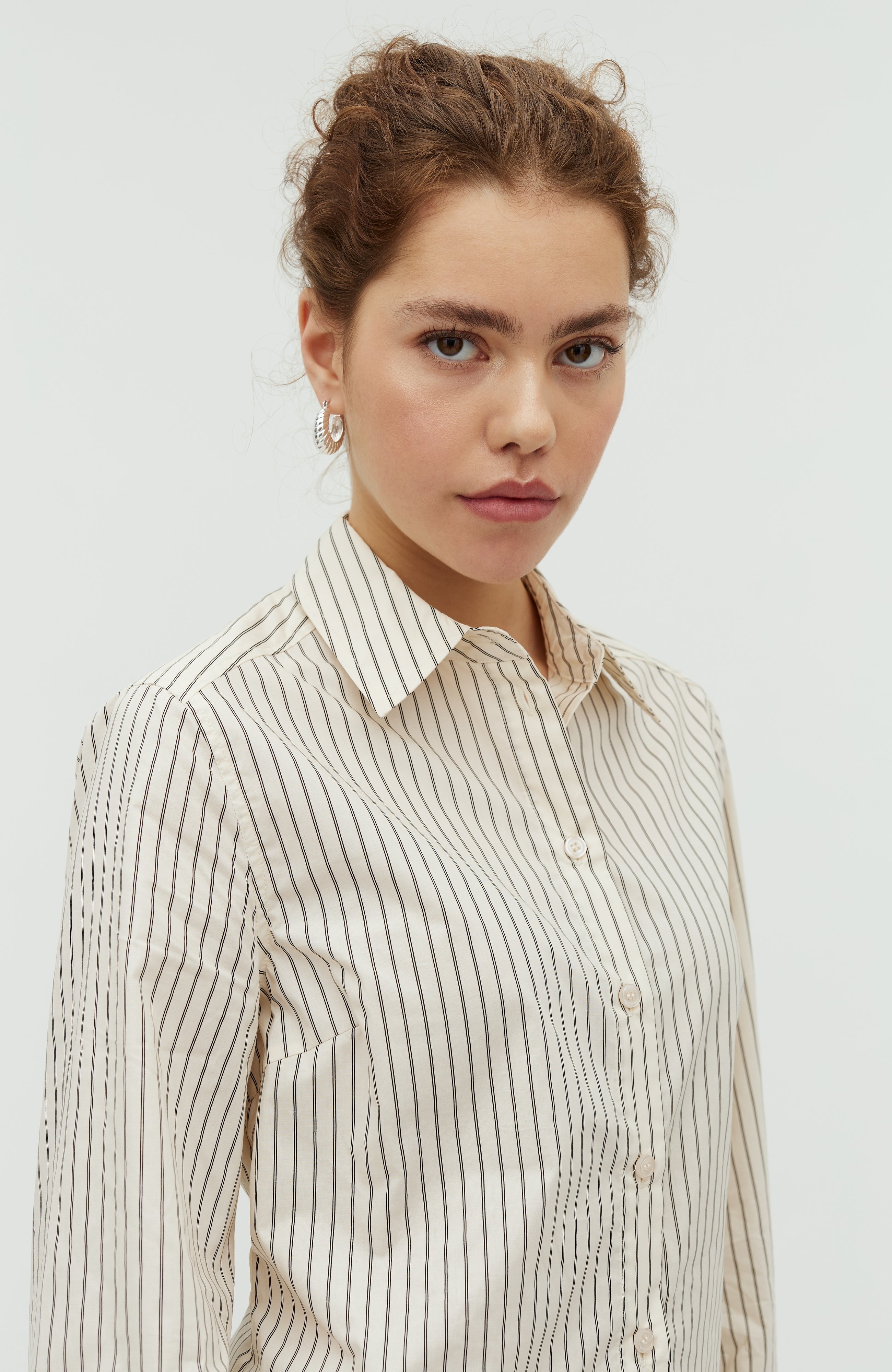 Kaloni-M_Cremé Black Stripe_Model_1