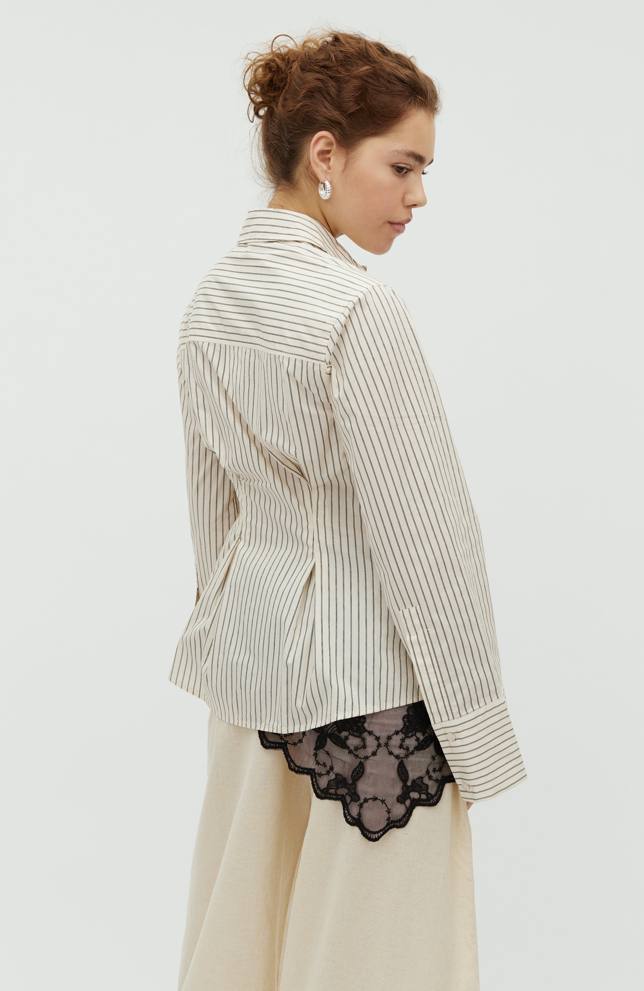 Kaloni-M_Cremé Black Stripe_Model_2