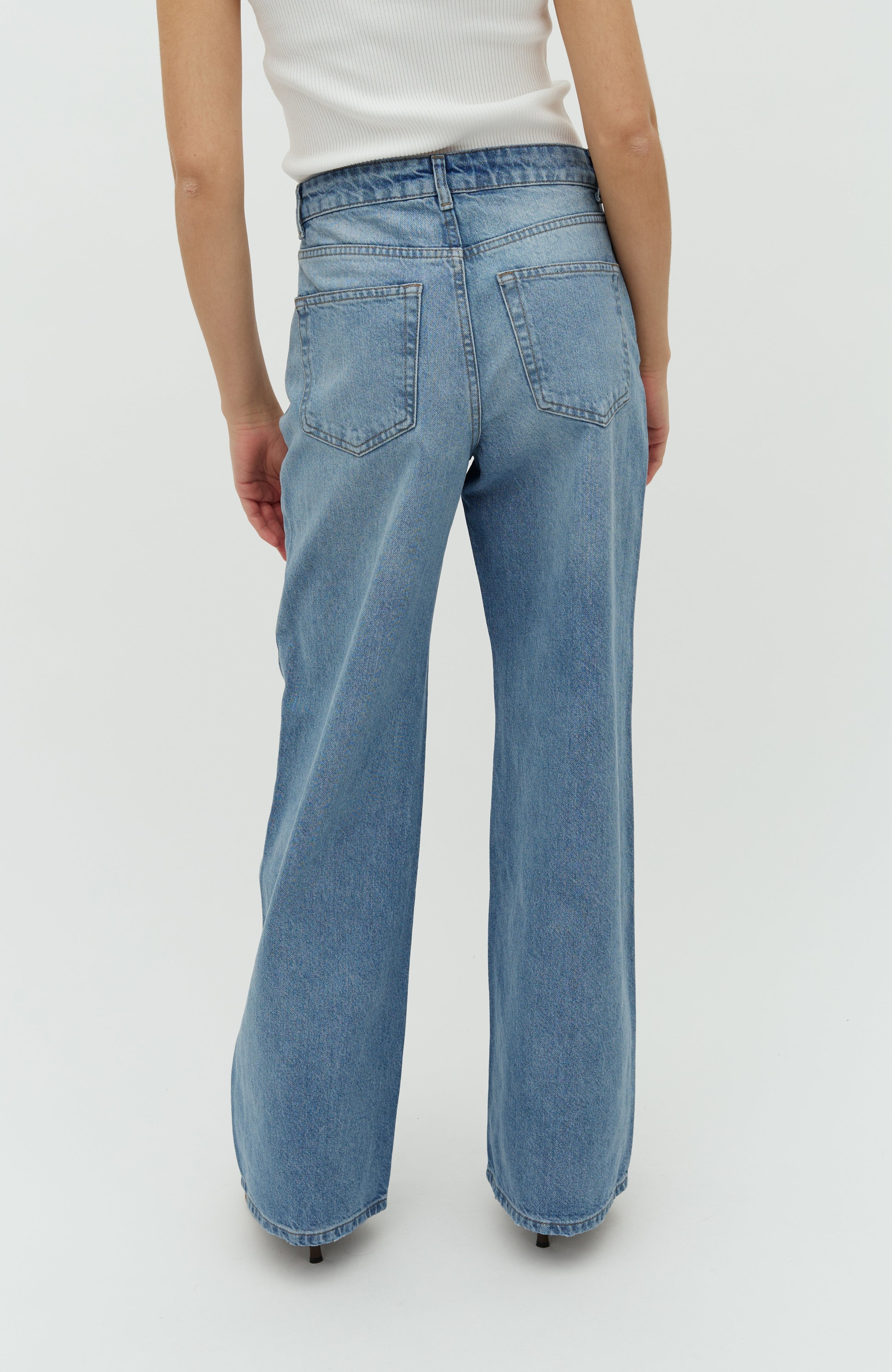 Amarillo-M_Light Blue Brushing_Model_2