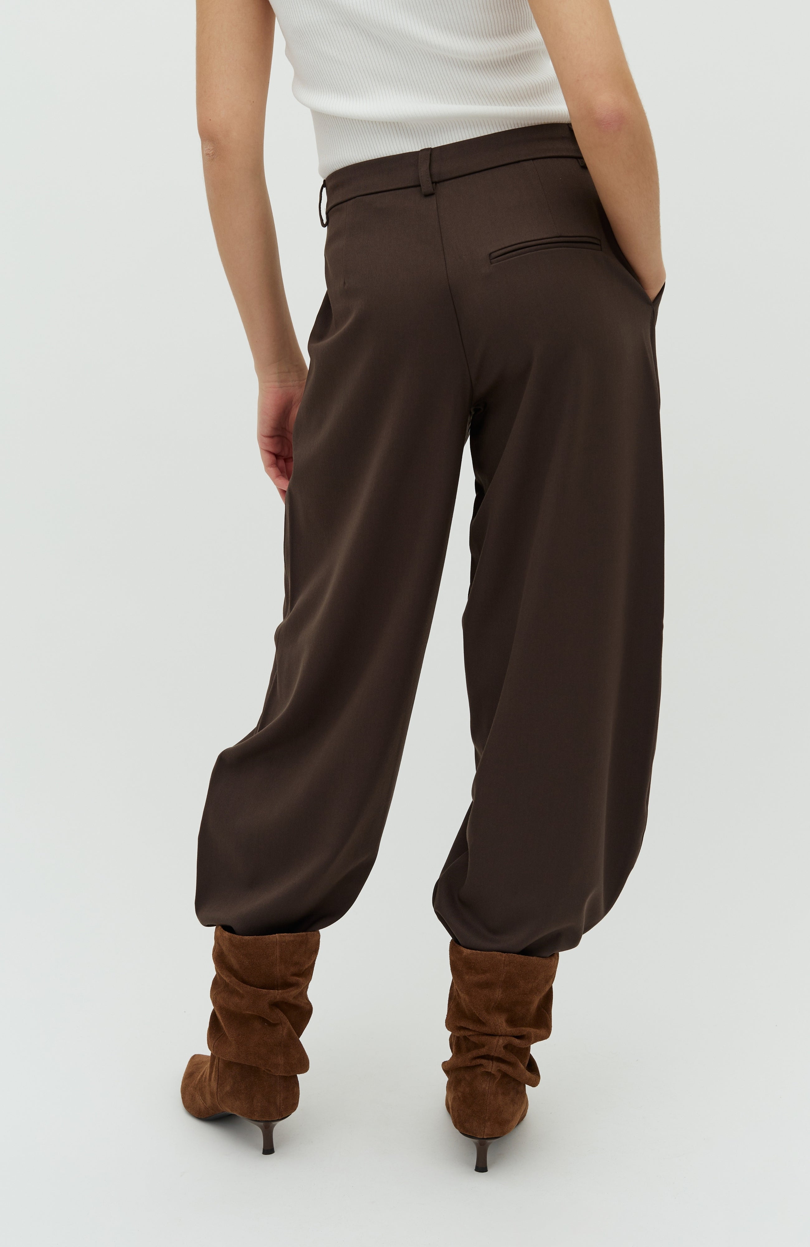 Silira-M_Coffee Brown_Model_2