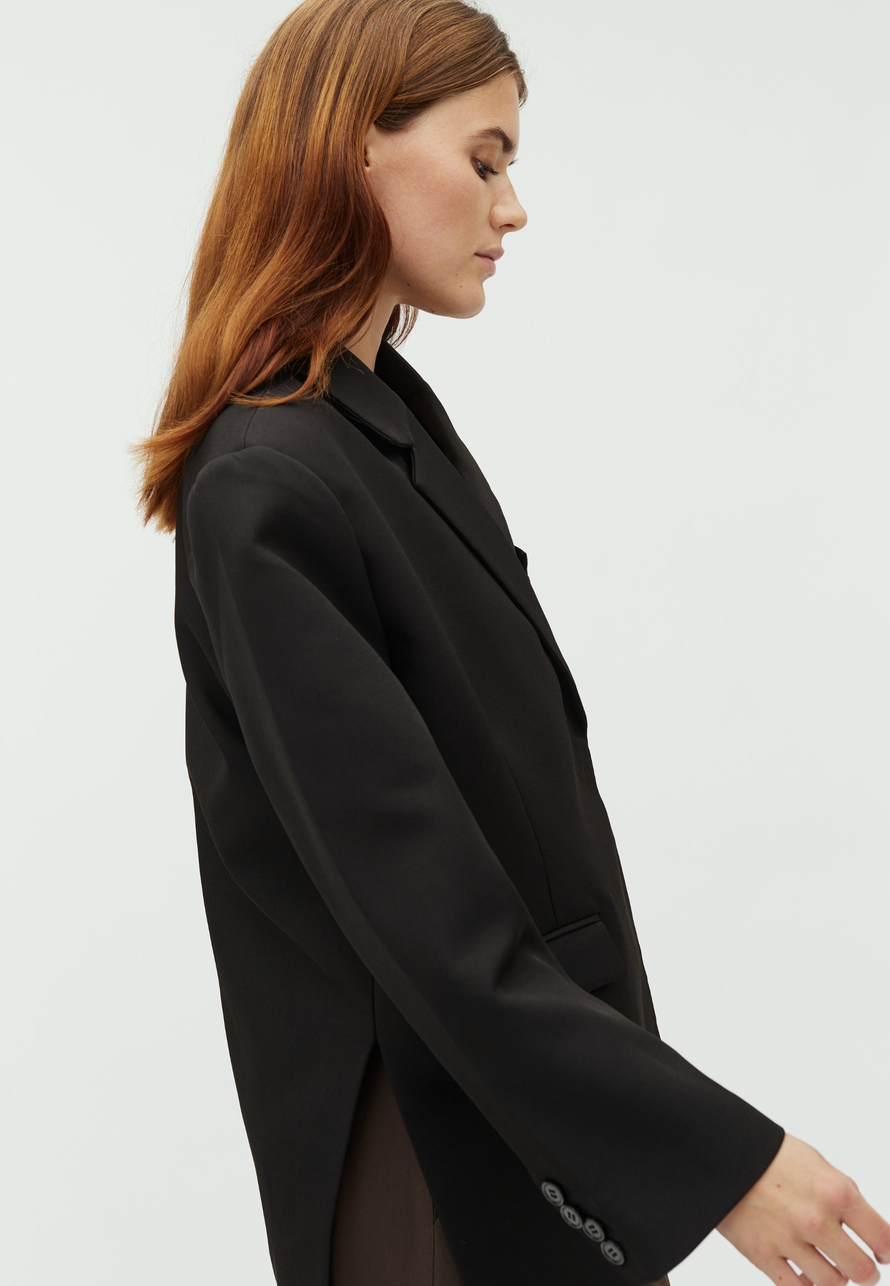 Amariella-M_Black_Model_2