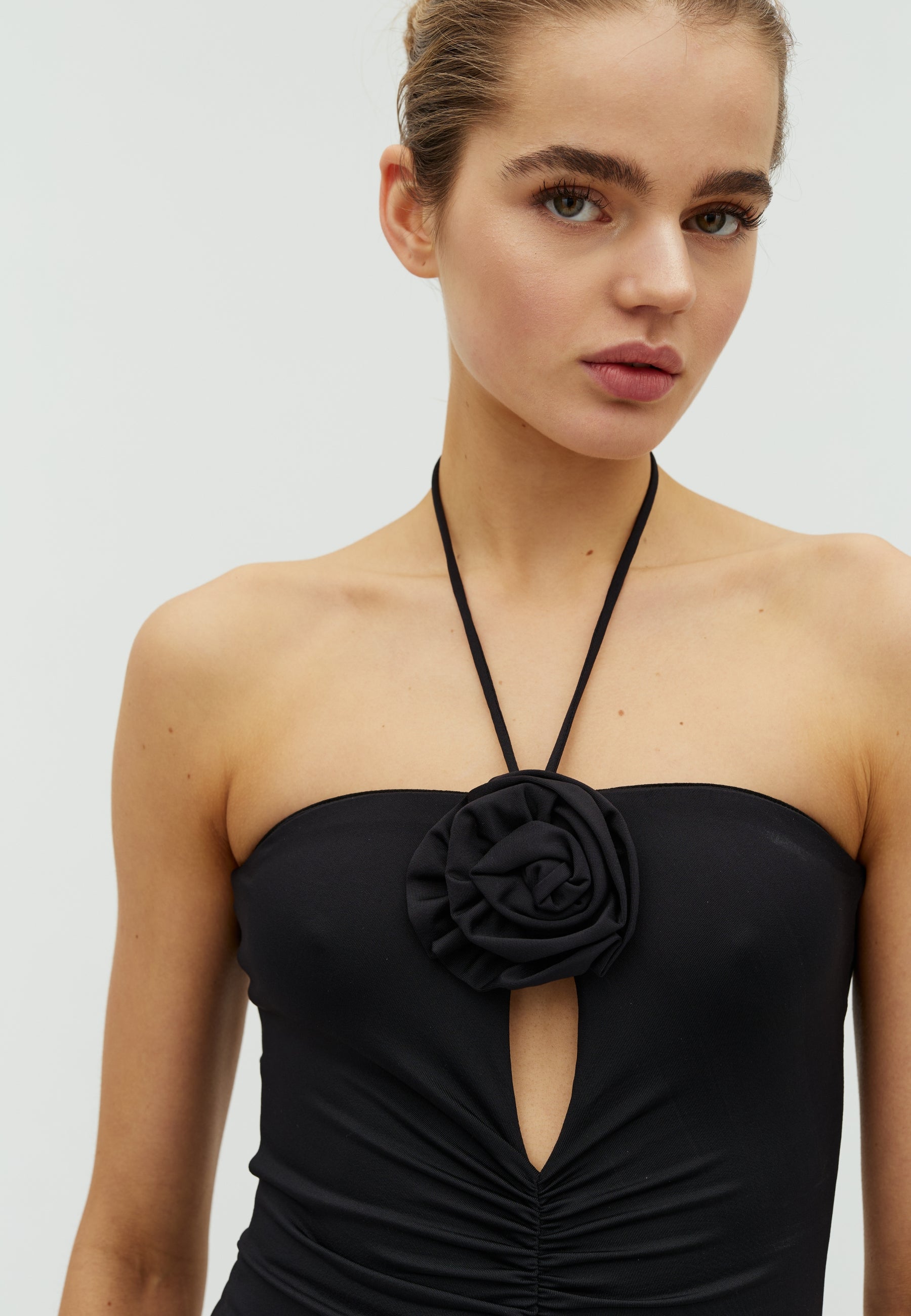 Aviano-F_Black_Model_1