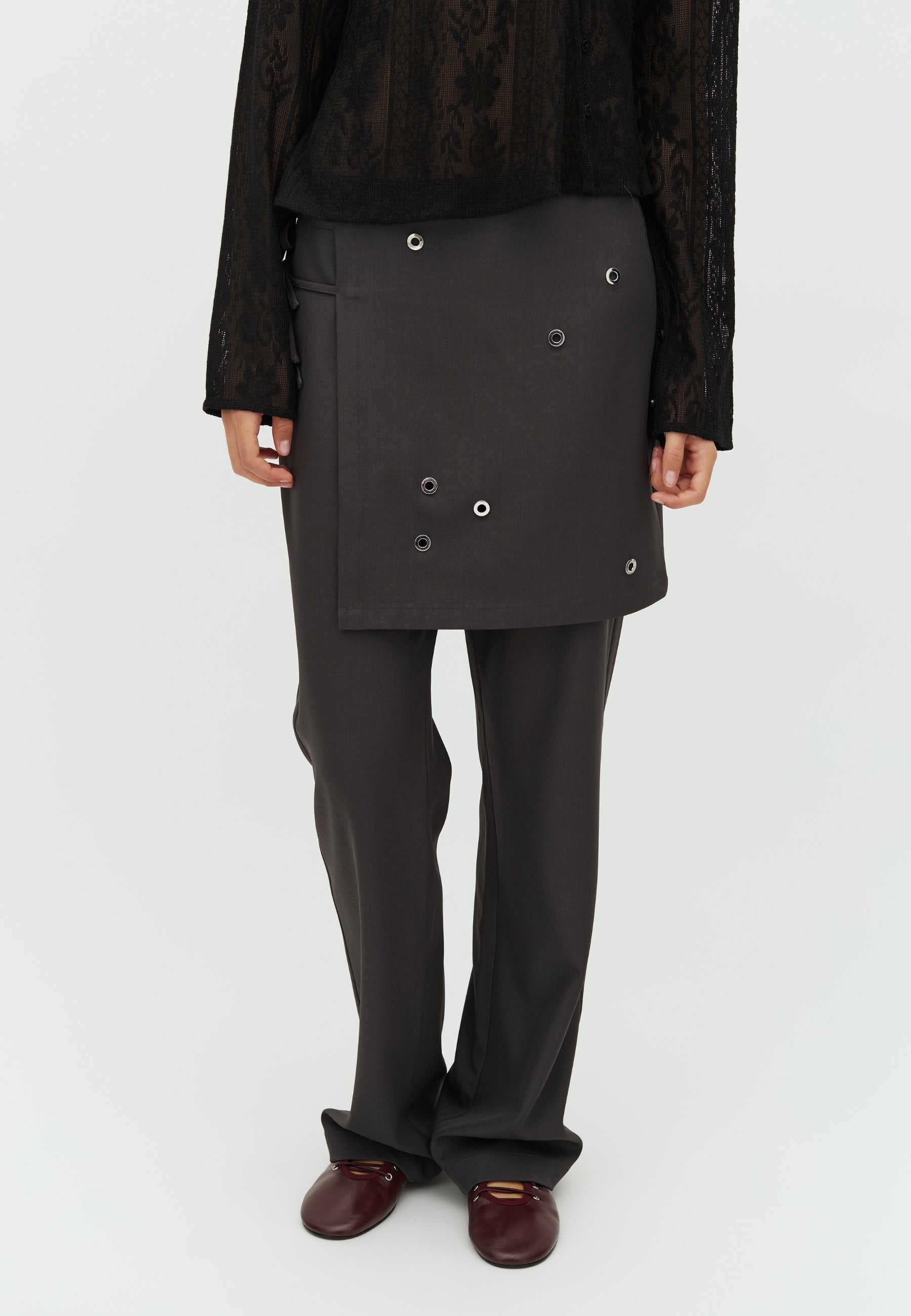 Kamira L Eyelet-F_Dark grey_Model_1