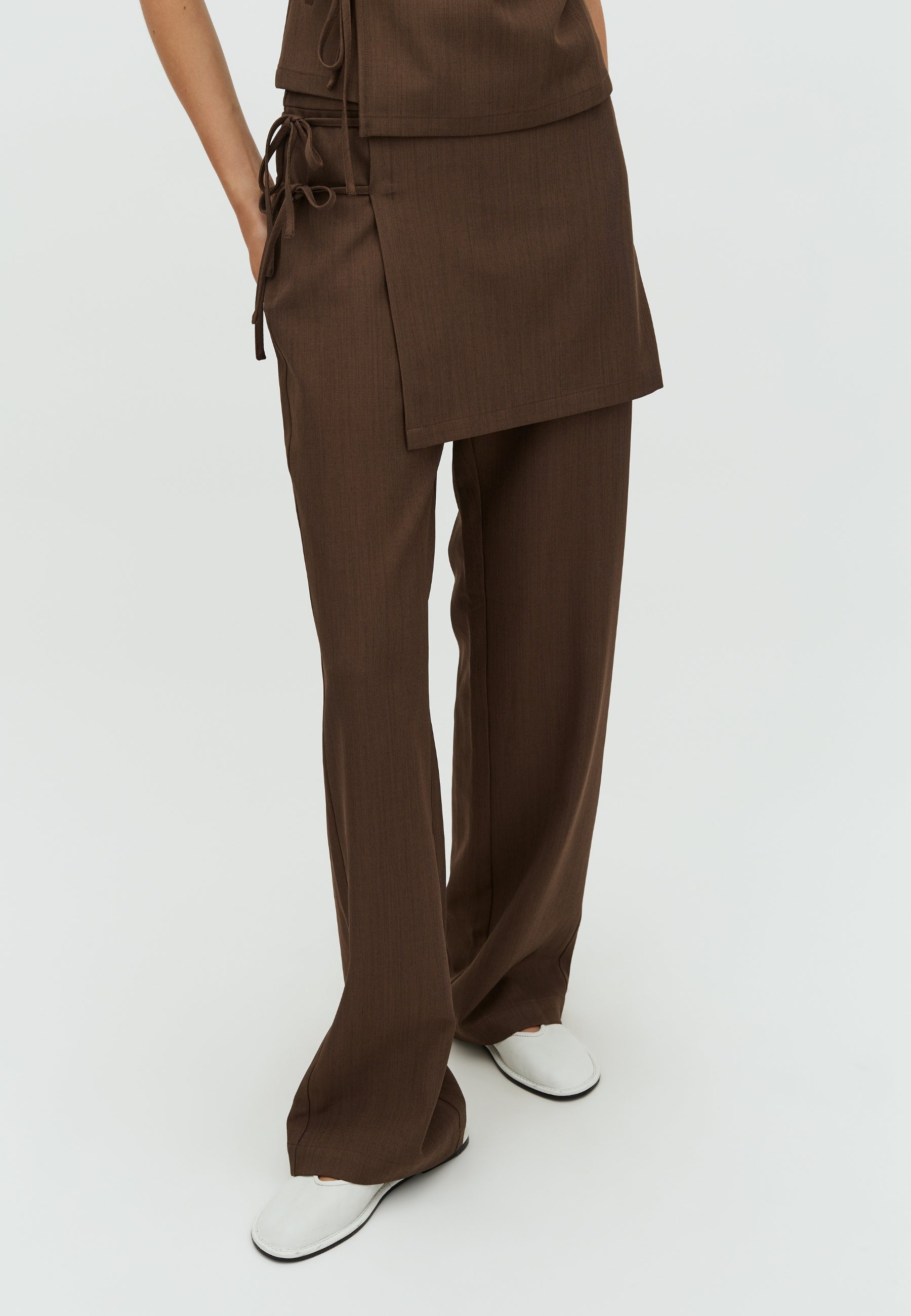 Kamira-F_Dark mocca_Model_1