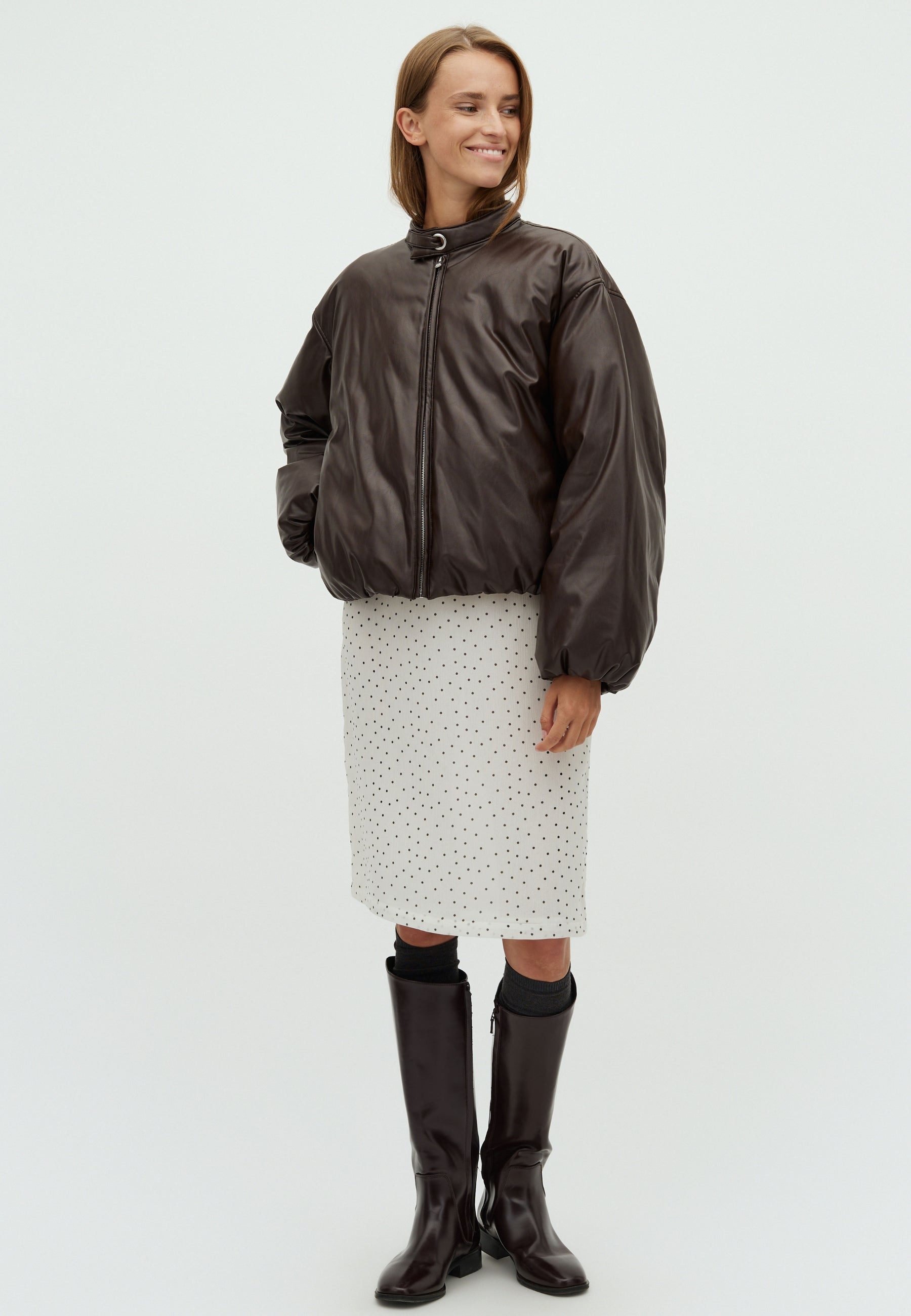 Antonea-F_Morning coffee_Model_0