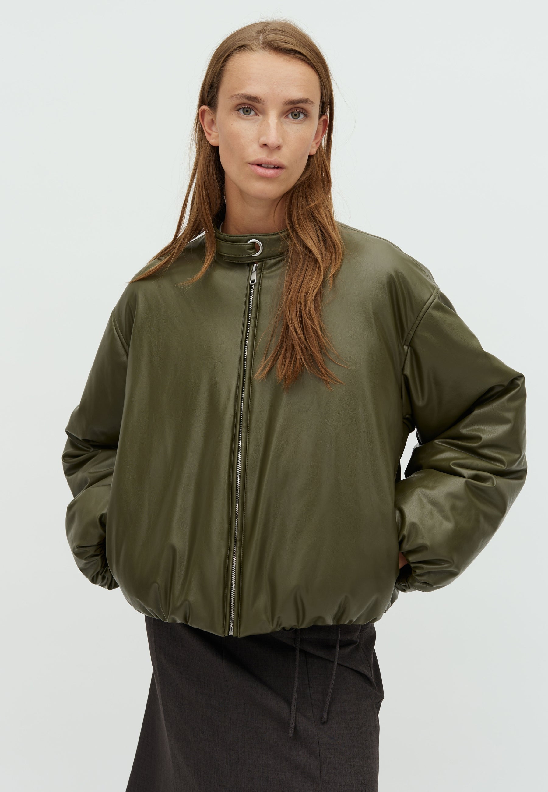 Antonea-F_Darkest olive_Model_1