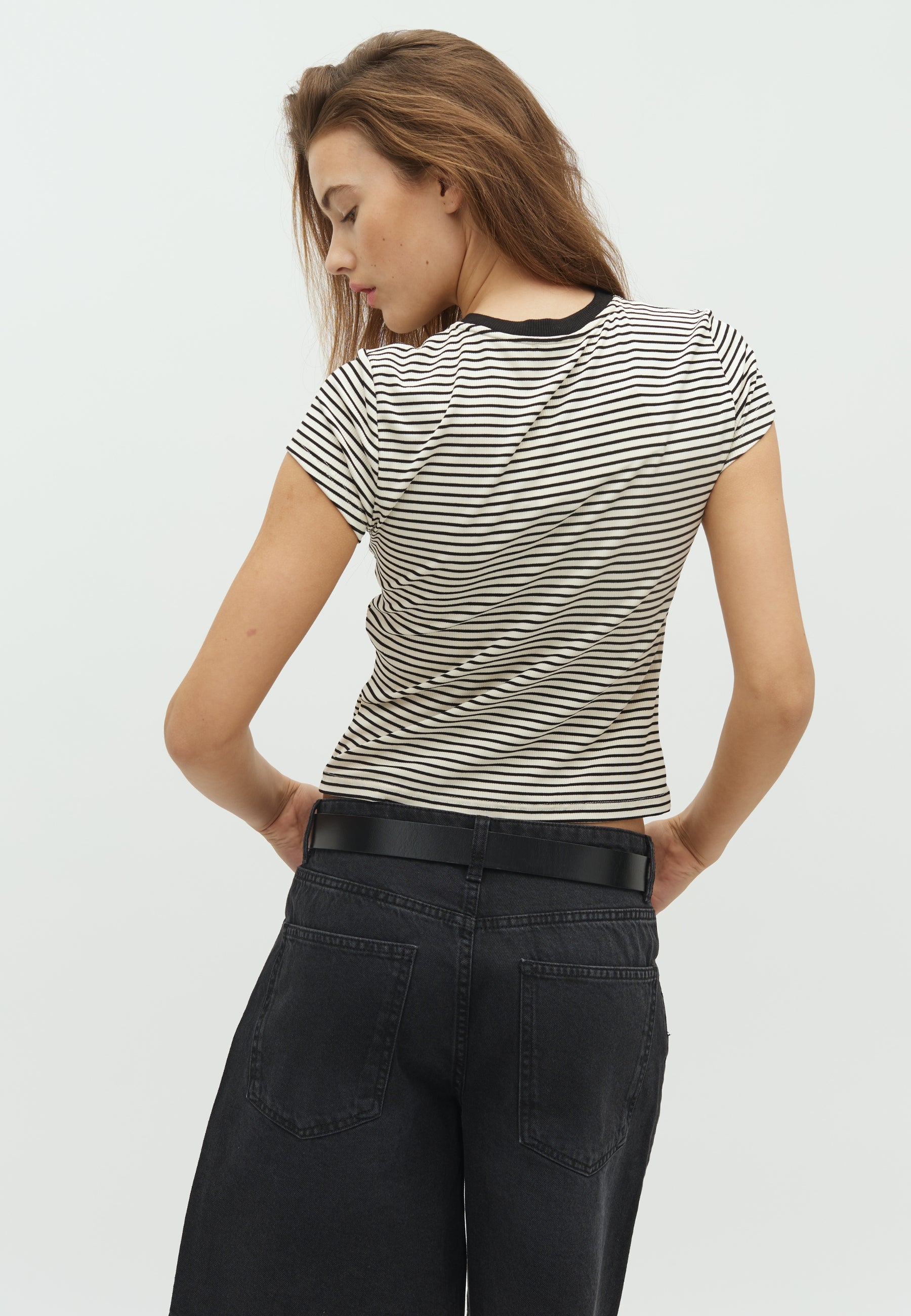 Consuela-F_Sugar black stripe_Model_2
