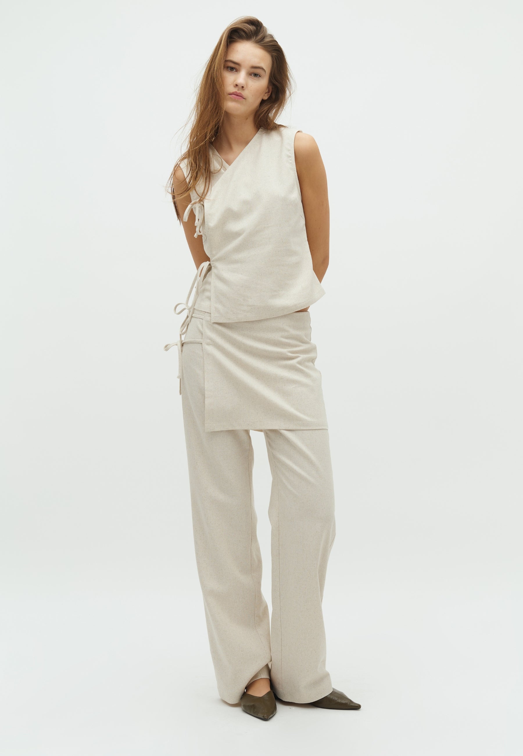 Kamira-F_Natural Linen_Model_0