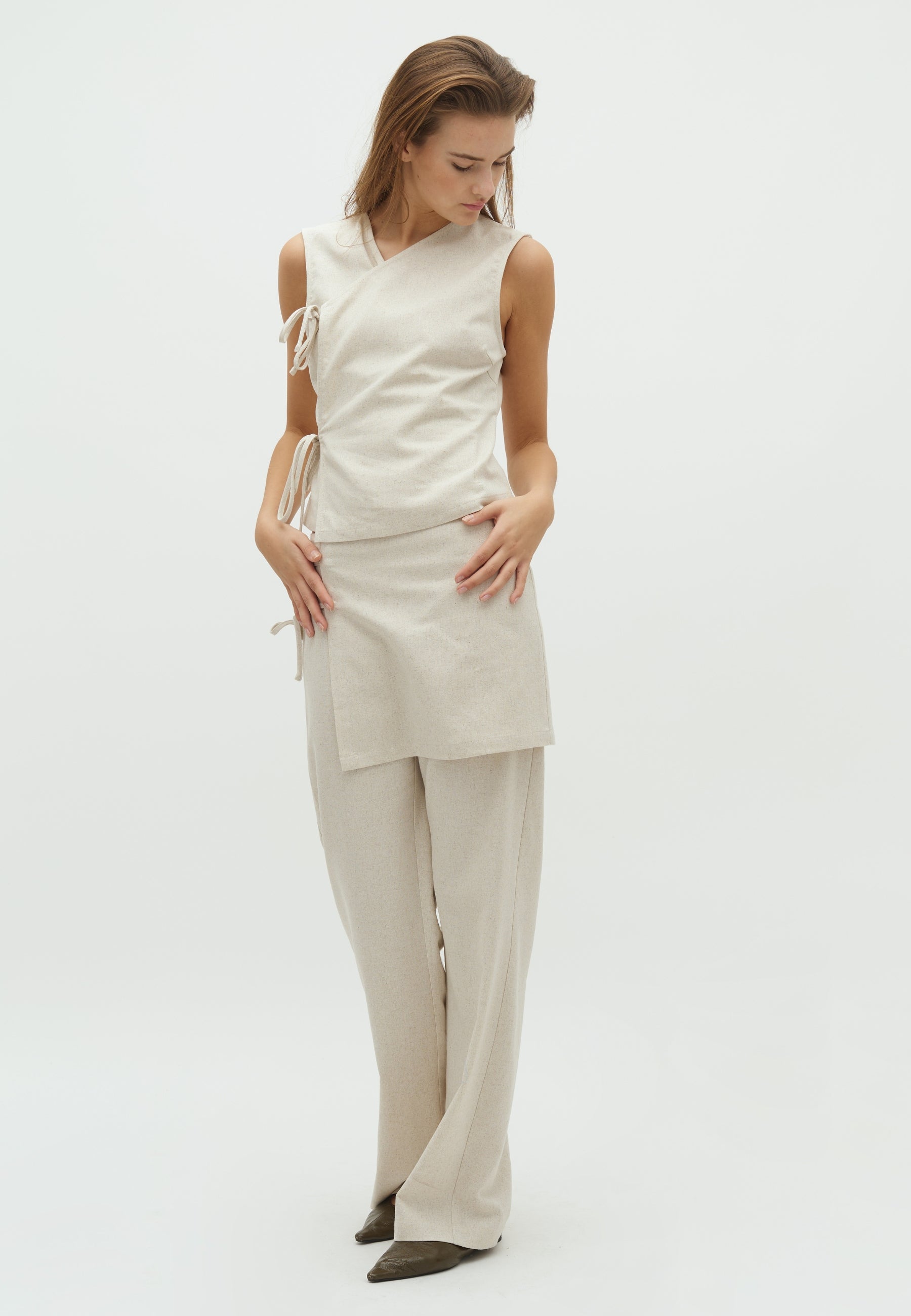 Kamira-F_Natural Linen_Model_1