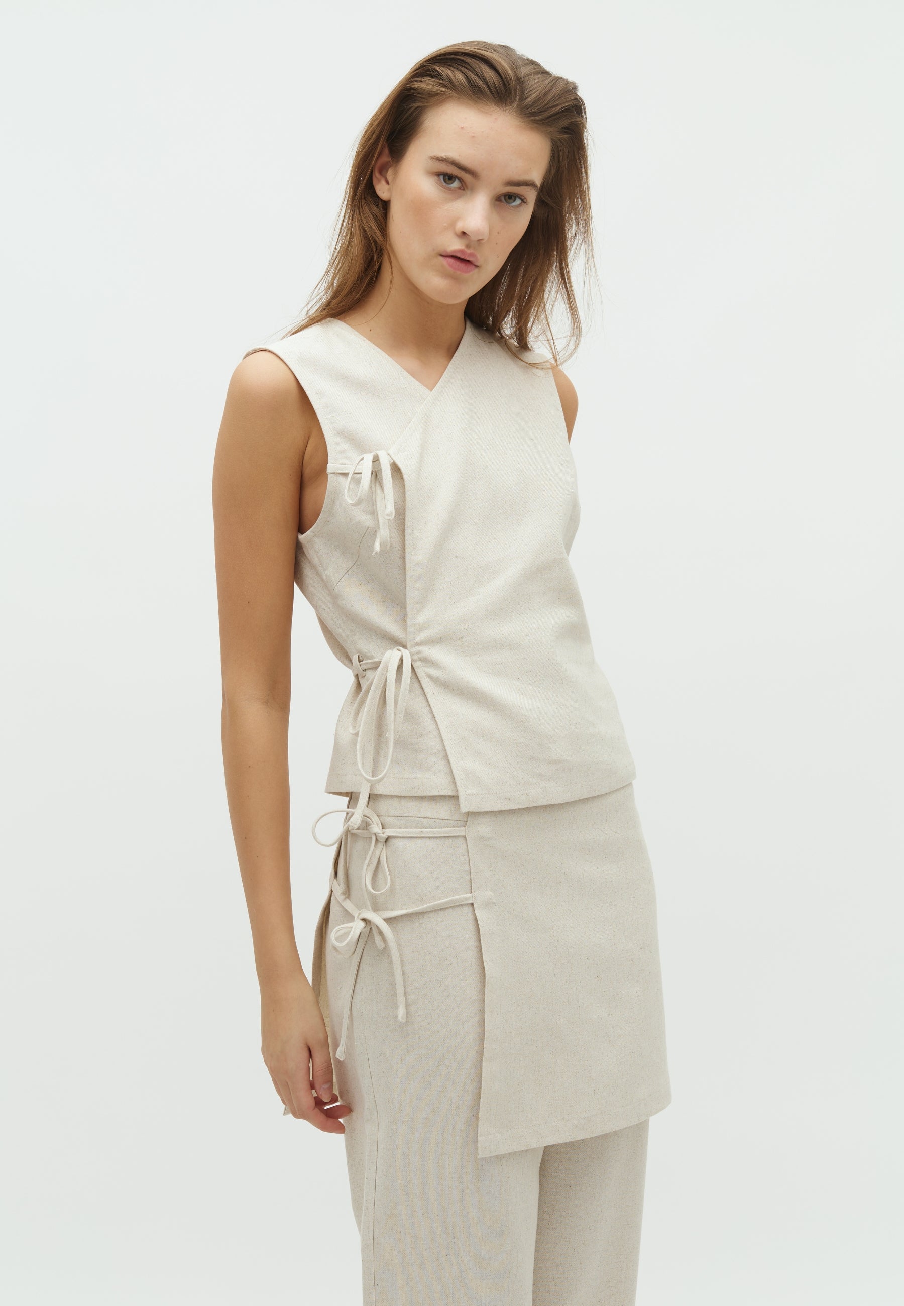 Zakram-F_Natural Linen_Model_0