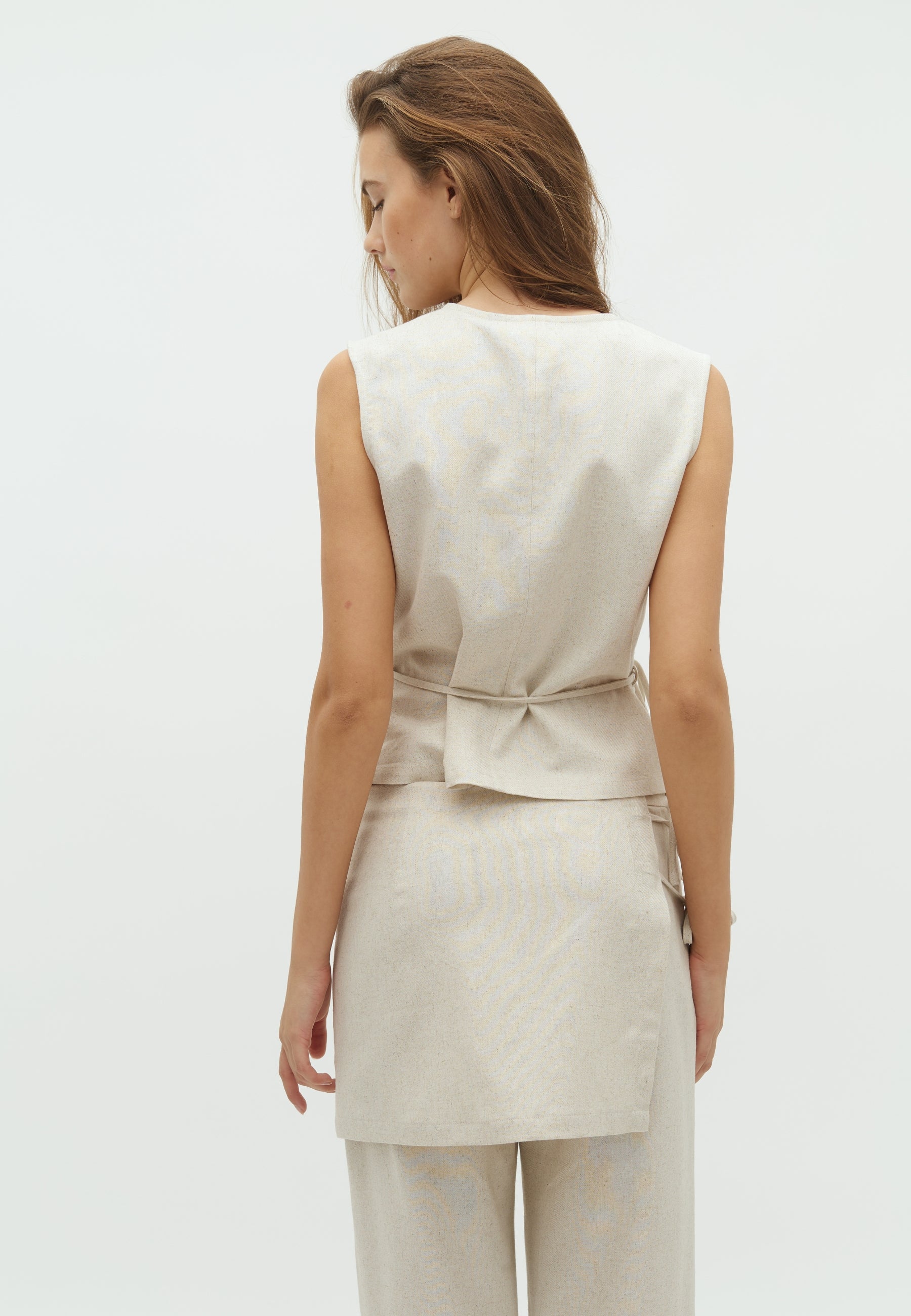 Zakram-F_Natural Linen_Model_1