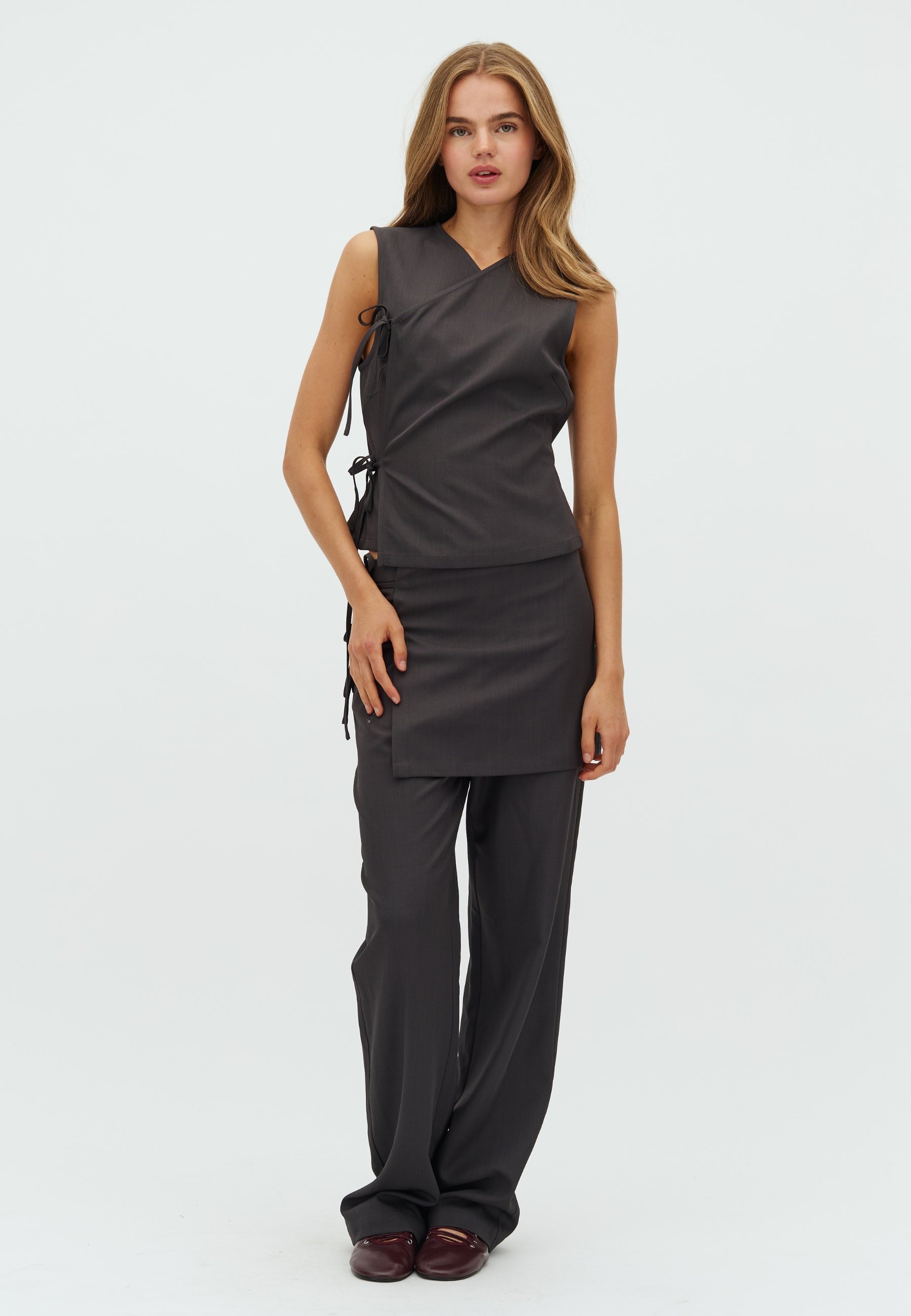 Kamira-F_Dark grey_Model_0