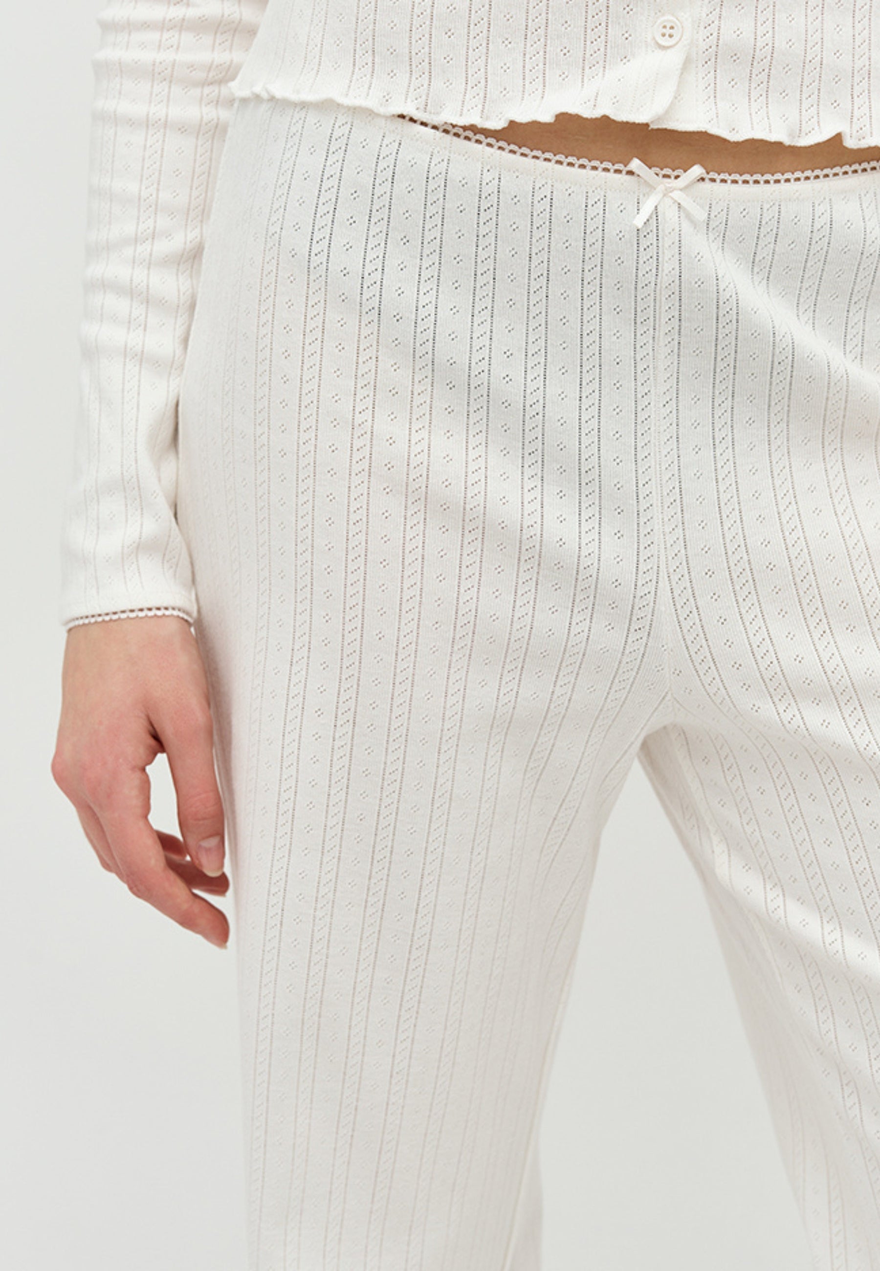 Flo-F_White_Model_1