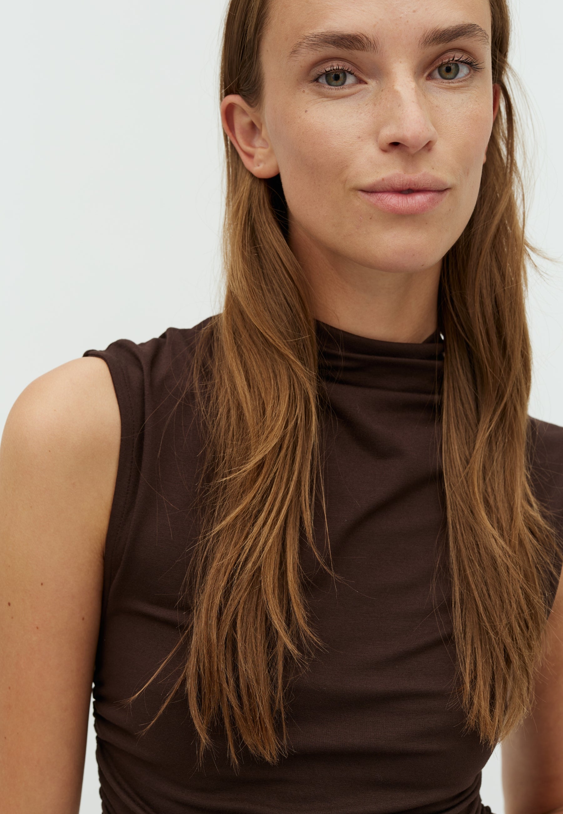 Solei-F_Dark Brown_Model_1