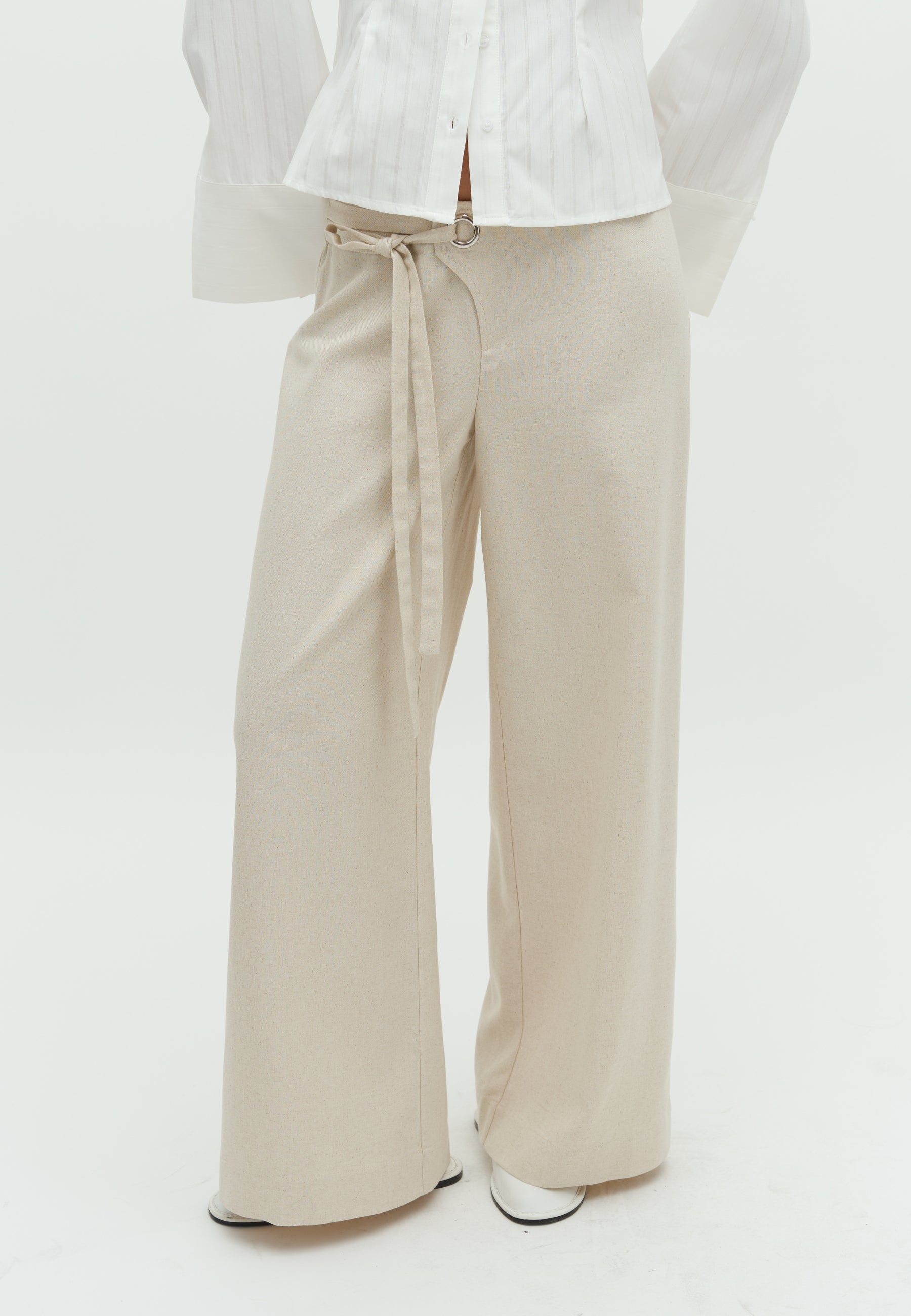 Riolea-F_Natural Linen_Model_3