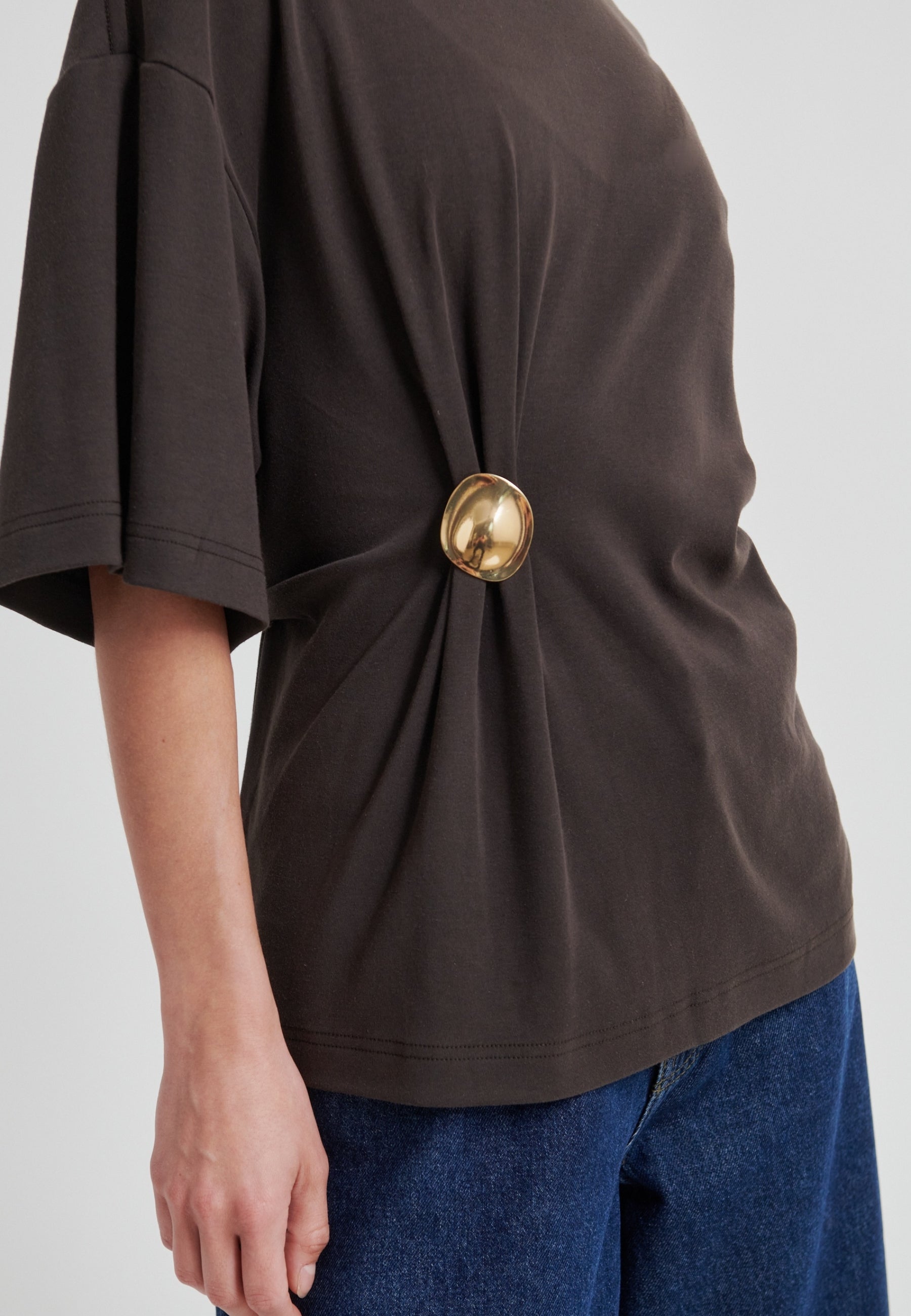 60432 Enora Brooch Tee_Chocolate Torte_Model_1