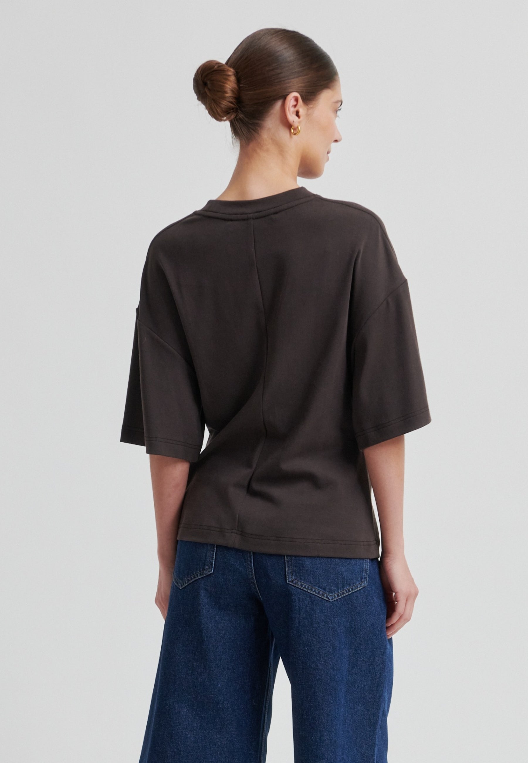 60432 Enora Brooch Tee_Chocolate Torte_Model_3