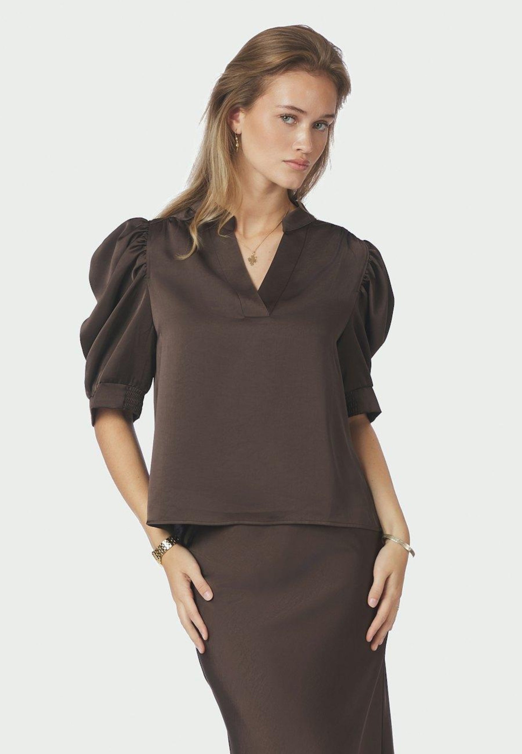 162590 Roella Heavy Sateen Blouse_Dark brown_Model_0