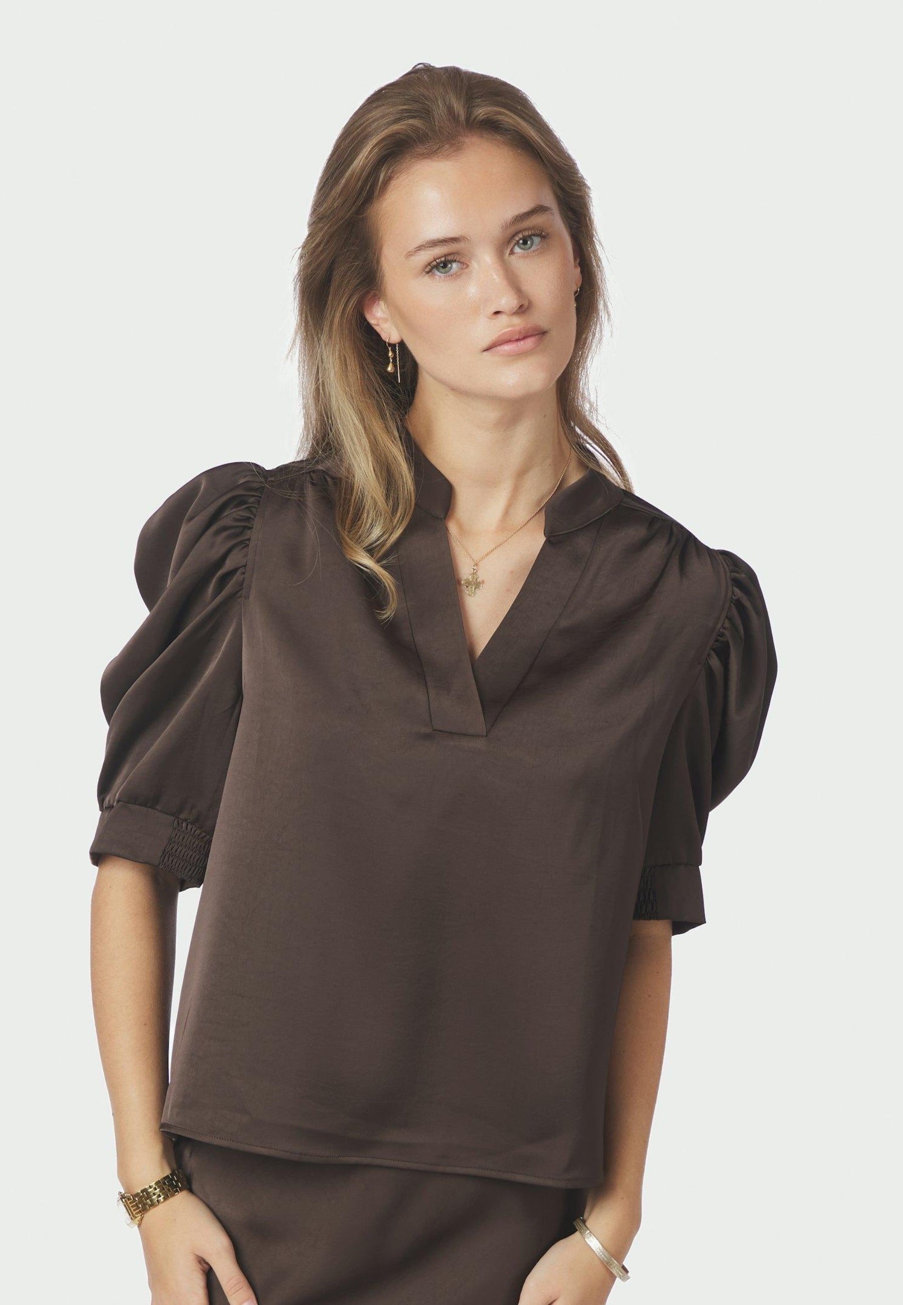 162590 Roella Heavy Sateen Blouse_Dark brown_Model_1
