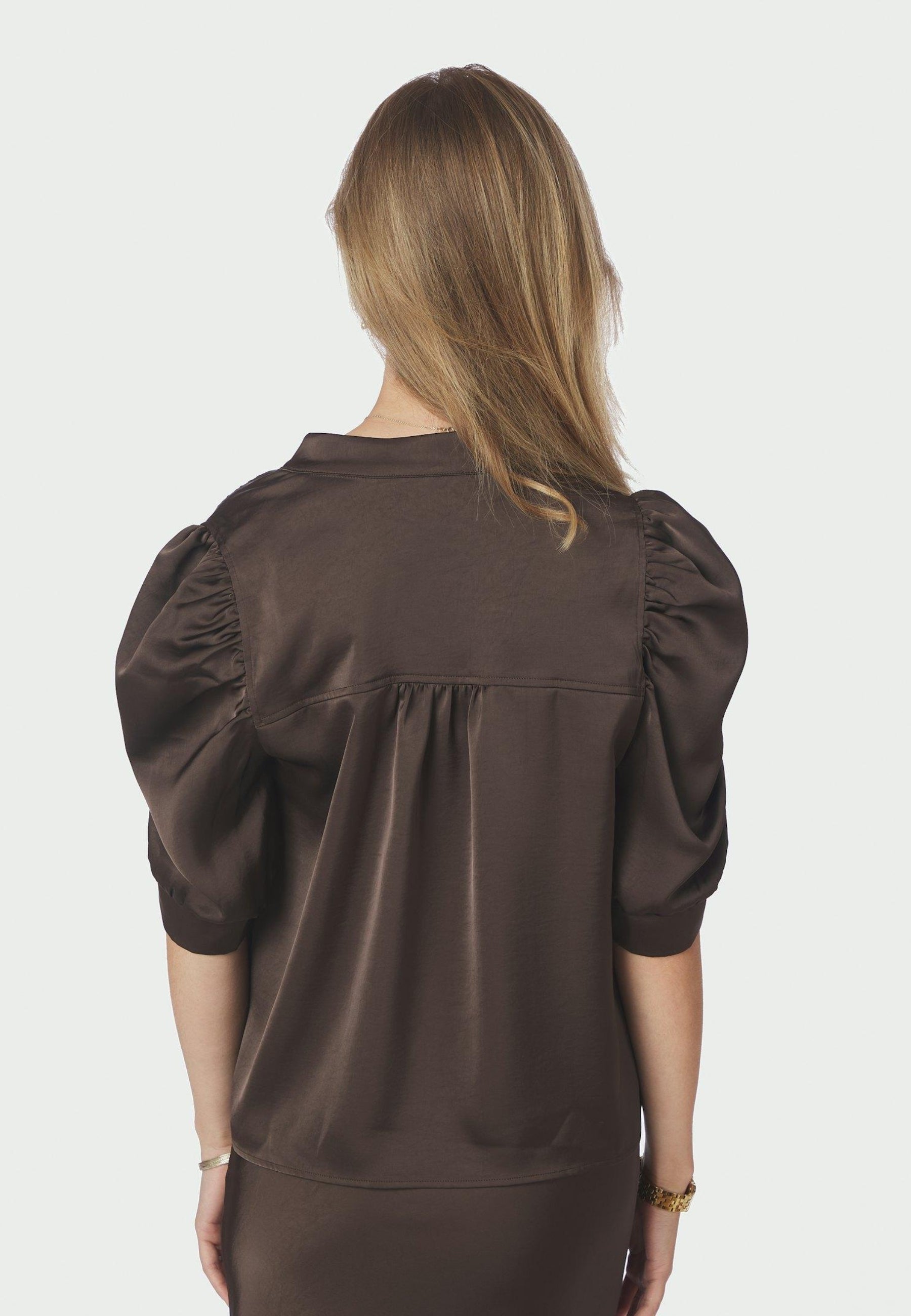 162590 Roella Heavy Sateen Blouse_Dark brown_Model_3