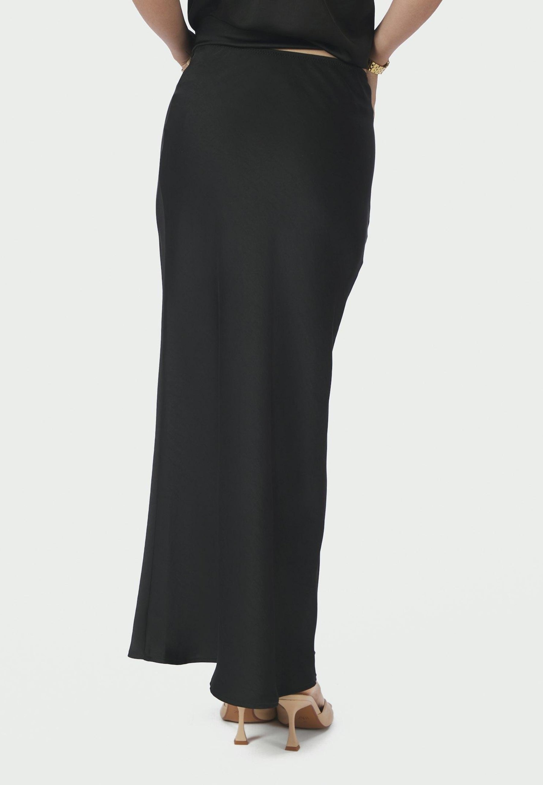 159588 Vicky Heavy Sateen Skirt_Black_Model_2