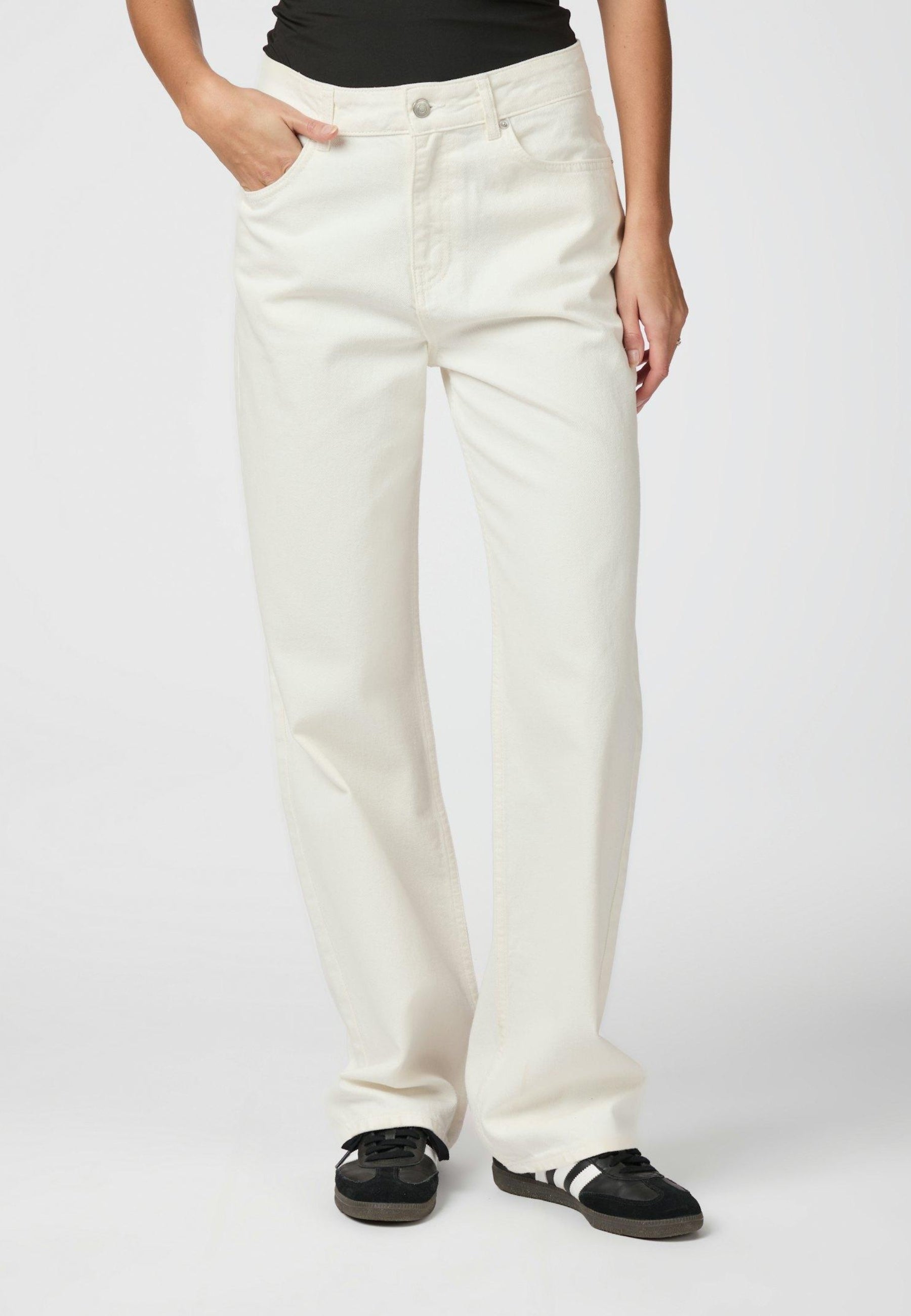 161219 Simona D Pants_White_Model_1